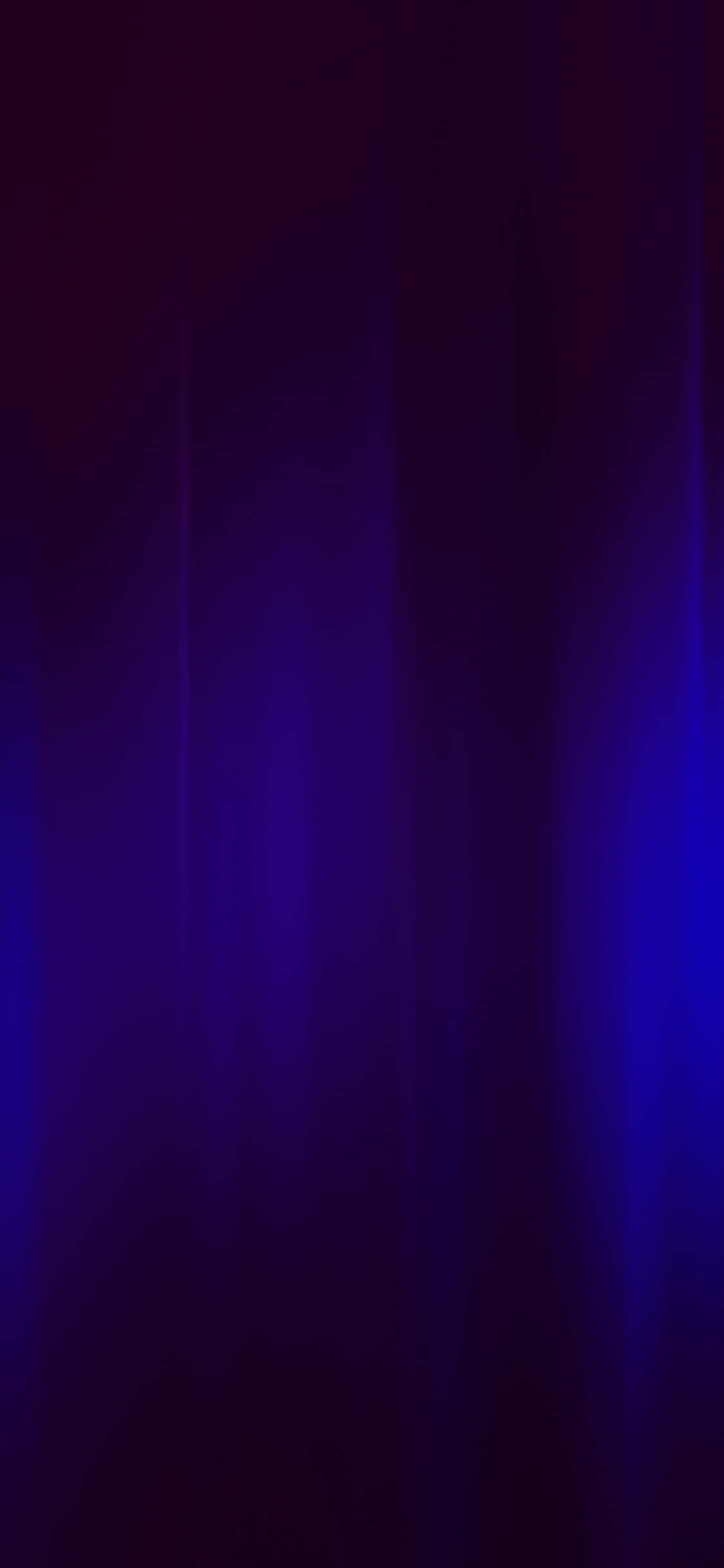 Black And Blue iPhone 桌布 壁紙 — 深紫色和電光藍色的漸層在深色背景上垂直流動，帶有柔和的光線條紋。