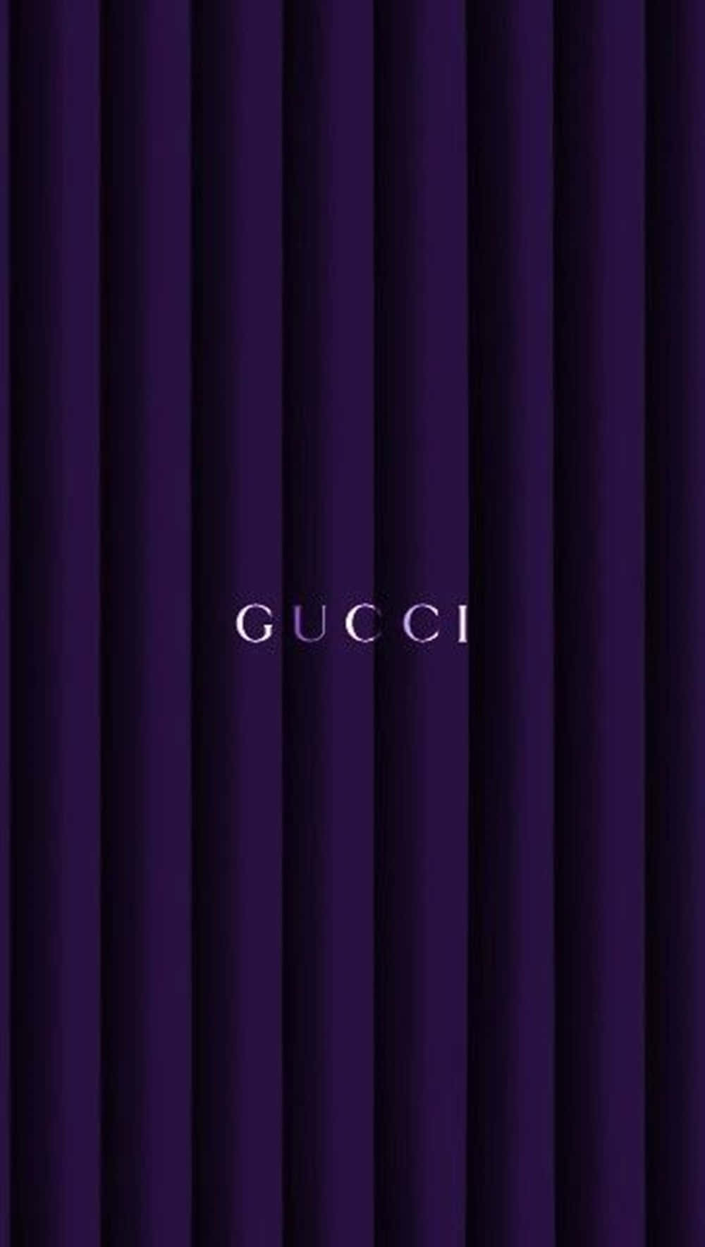 graphic design 桌布 壁紙 — 深紫色垂直褶皺布料背景，中央帶有低調的Gucci標誌，採用金屬銀色。