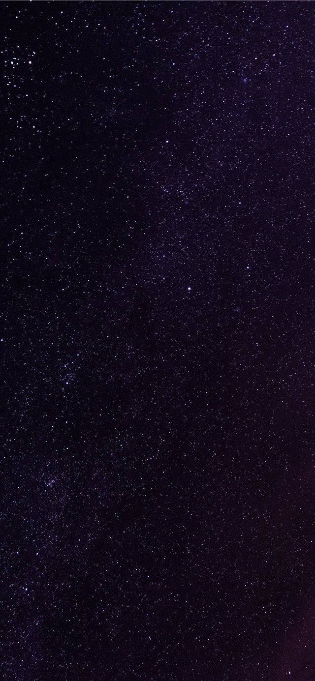 美學 iPhone 壁紙 桌布 壁紙 — 深紫色夜空，充滿無數閃爍星星和微弱宇宙塵雲。