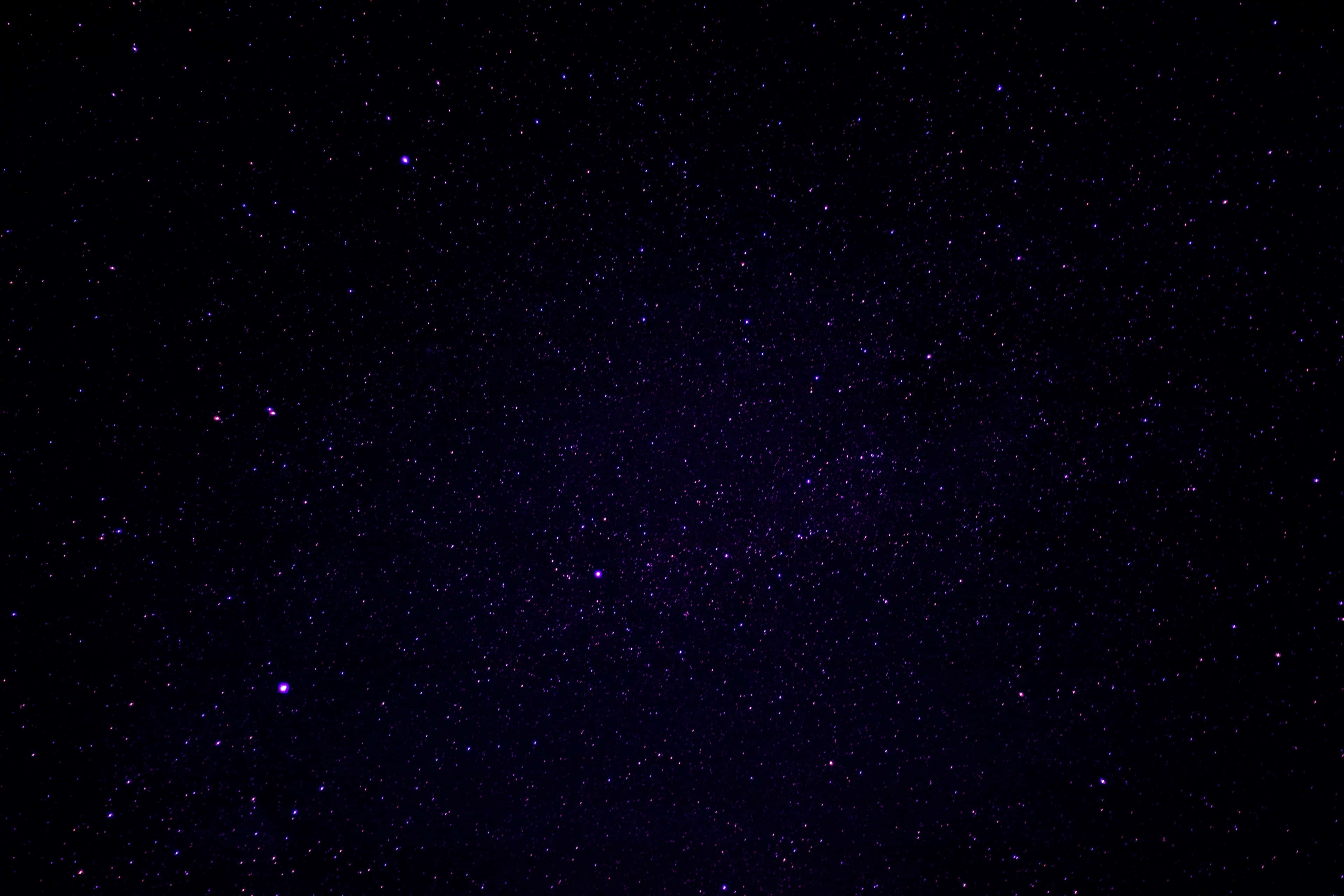 Starry Sky 桌布 壁紙 — 深紫色夜空，在黑暗宇宙背景下佈滿無數閃爍星星。
