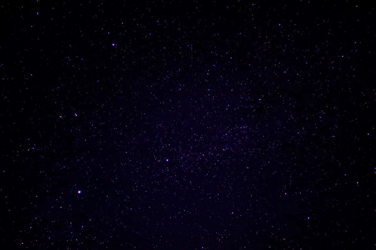 Acotar 桌布 壁紙 — 深紫色夜空，天鵝絨般的黑色背景上佈滿無數閃爍的星星。
