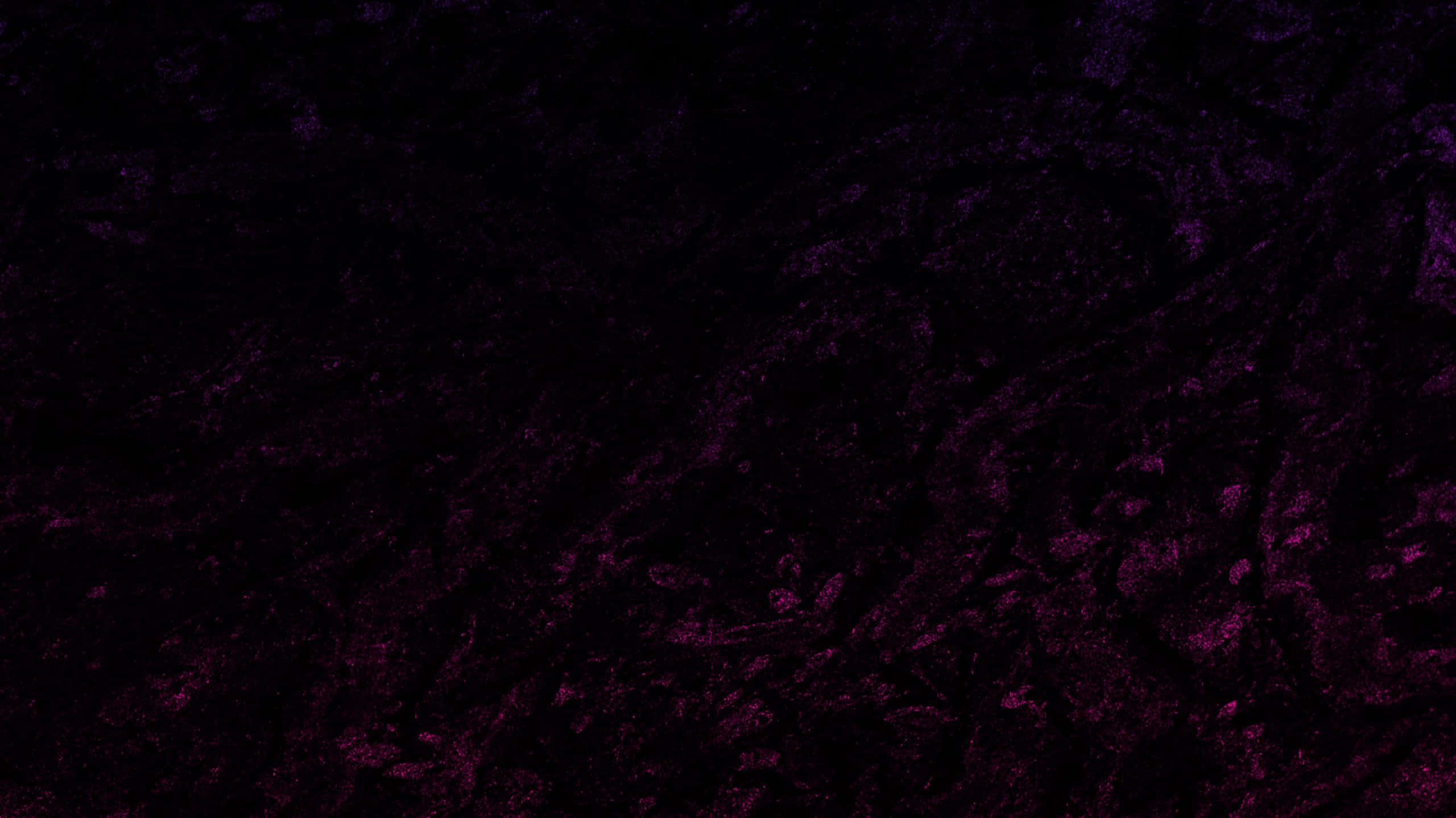 Purple And Black 桌布 壁紙 — 深紫色天鵝絨布料，在昏暗燈光下呈現豐富質感和細微光澤。