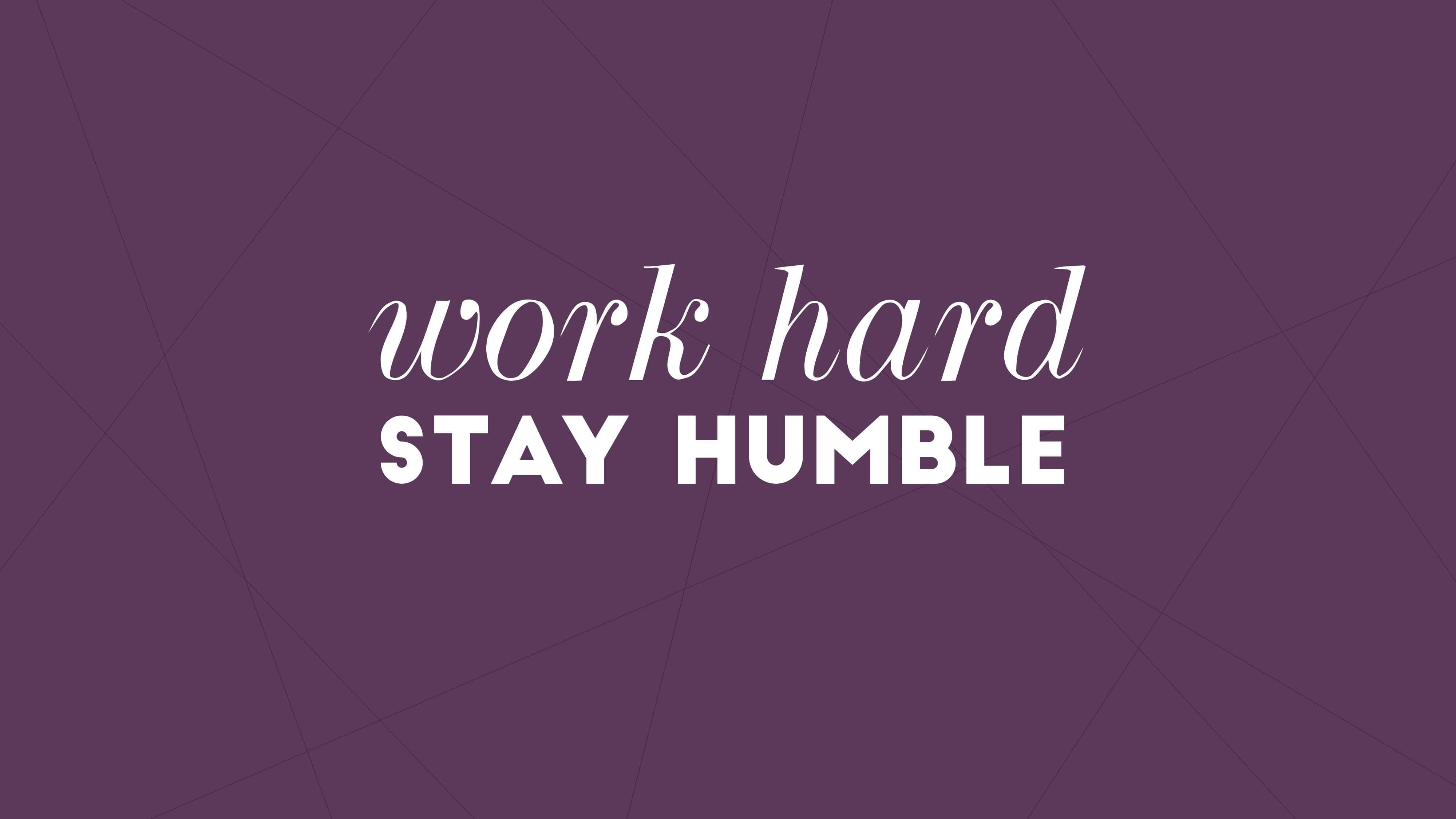 激勵 桌布 壁紙 — 深紫色幾何圖案背景上，粗體白色文字寫著「work hard stay humble」。