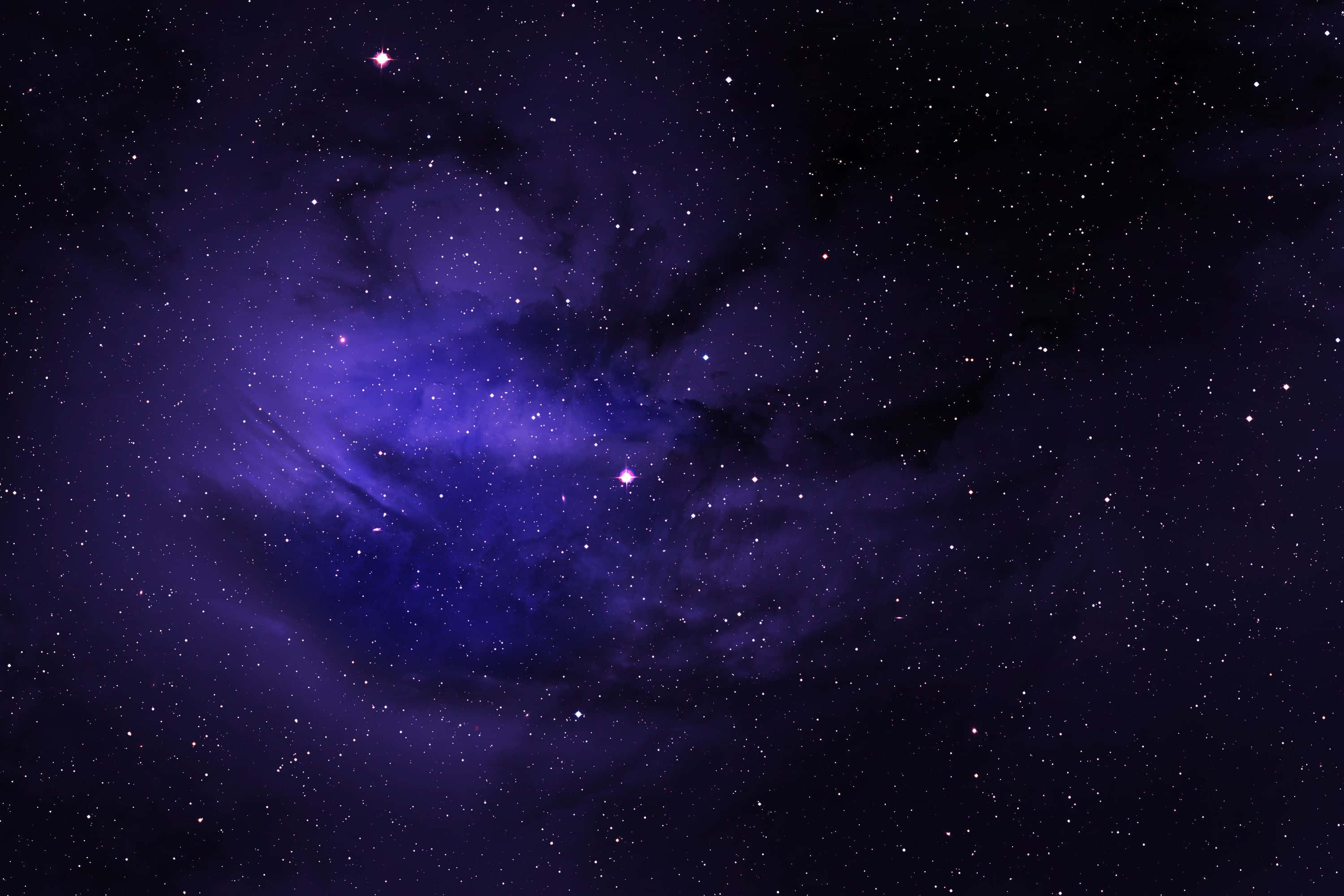 太空 桌布 壁紙 — 深紫色星雲在黑暗宇宙背景下與發光恆星一同旋轉。