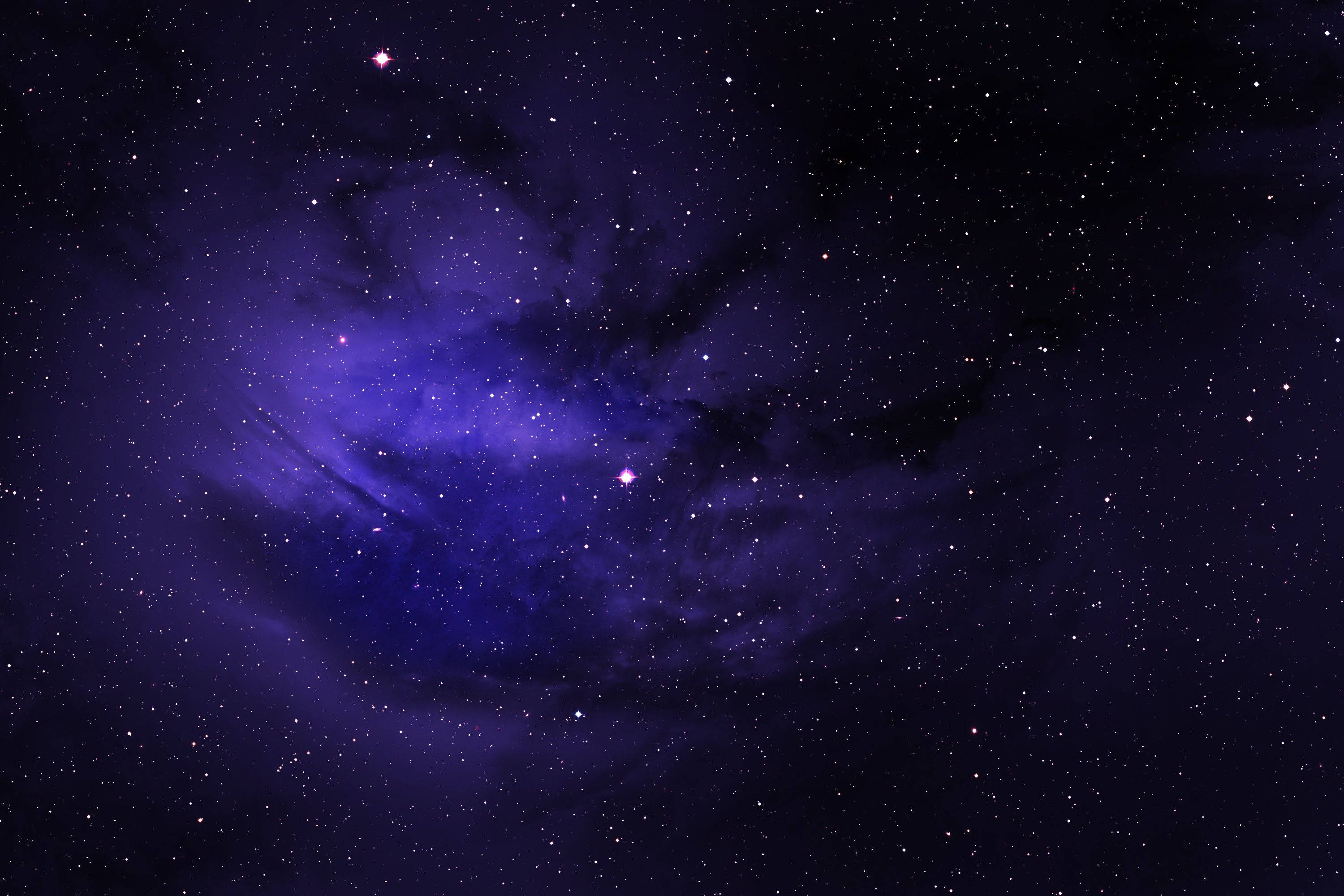 Star Space 桌布 壁紙 — 深紫色星雲在黑暗的宇宙背景下旋轉，閃爍著星星。