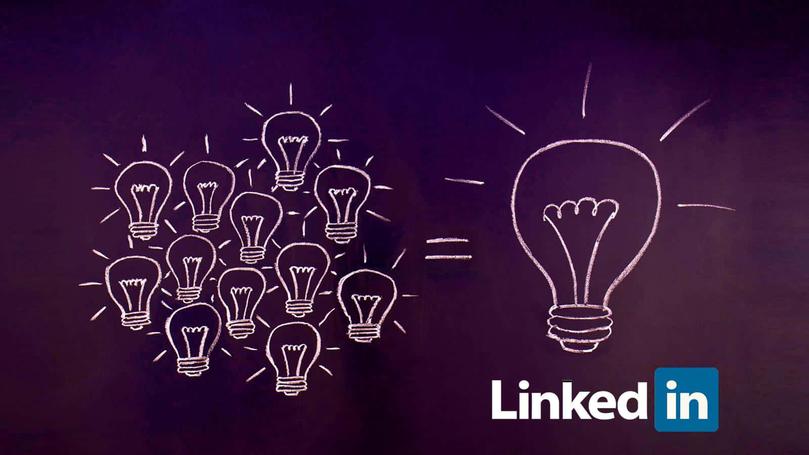 lightbulb 桌布 壁紙 — 深紫色板上用白色粉筆繪製的燈泡顯示許多小燈泡等於一個帶有LinkedIn標誌的大發光燈泡。