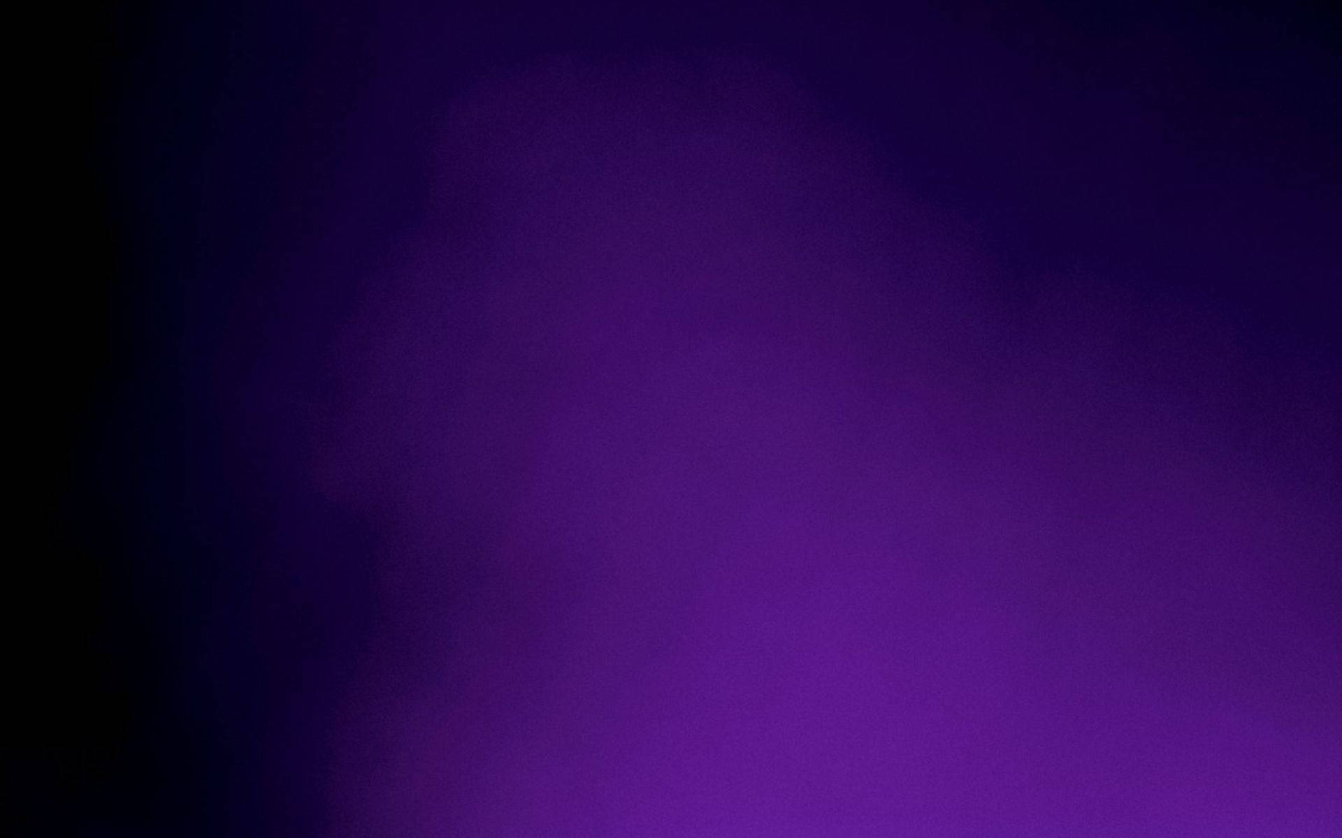 黑紫美學 桌布 壁紙 — 深紫色煙霧的漸層在黑色背景上柔和擴散，營造出神秘而空靈的氛圍。