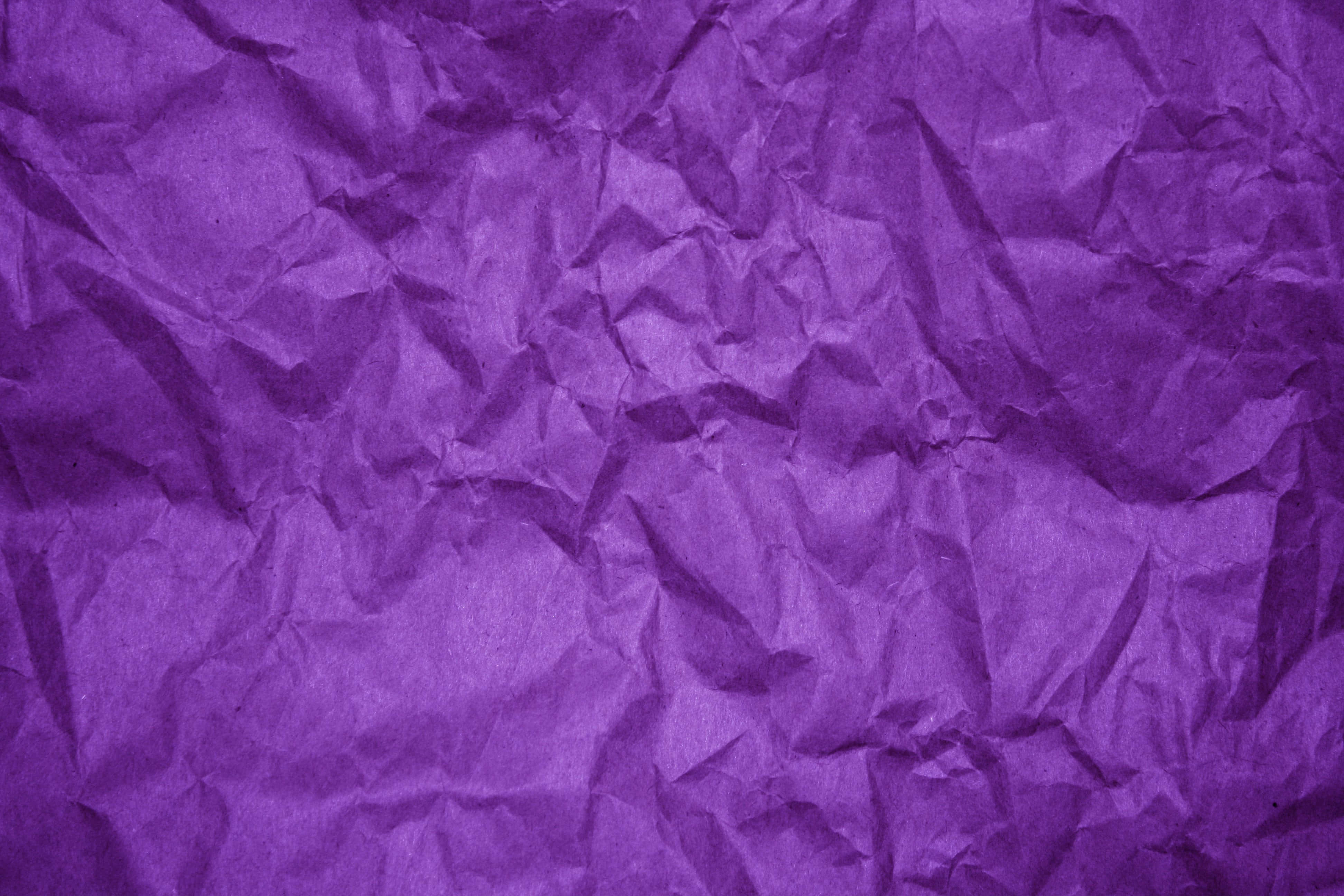 Purple Paper 桌布 壁紙 — 深紫色皺紙的特寫，帶有紋理摺痕和柔和陰影。