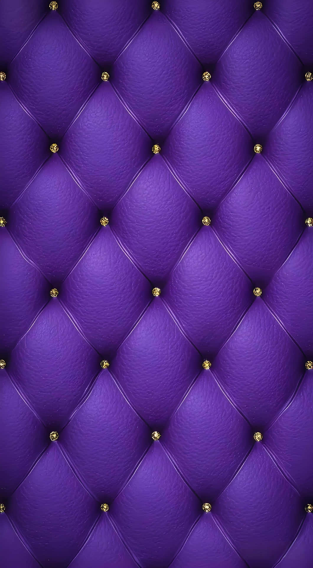 Luxury Purple Leather Tufted Wallpaper 壁紙 — 深紫色簇絨皮革壁紙，金色飾釘排列成菱形圖案。