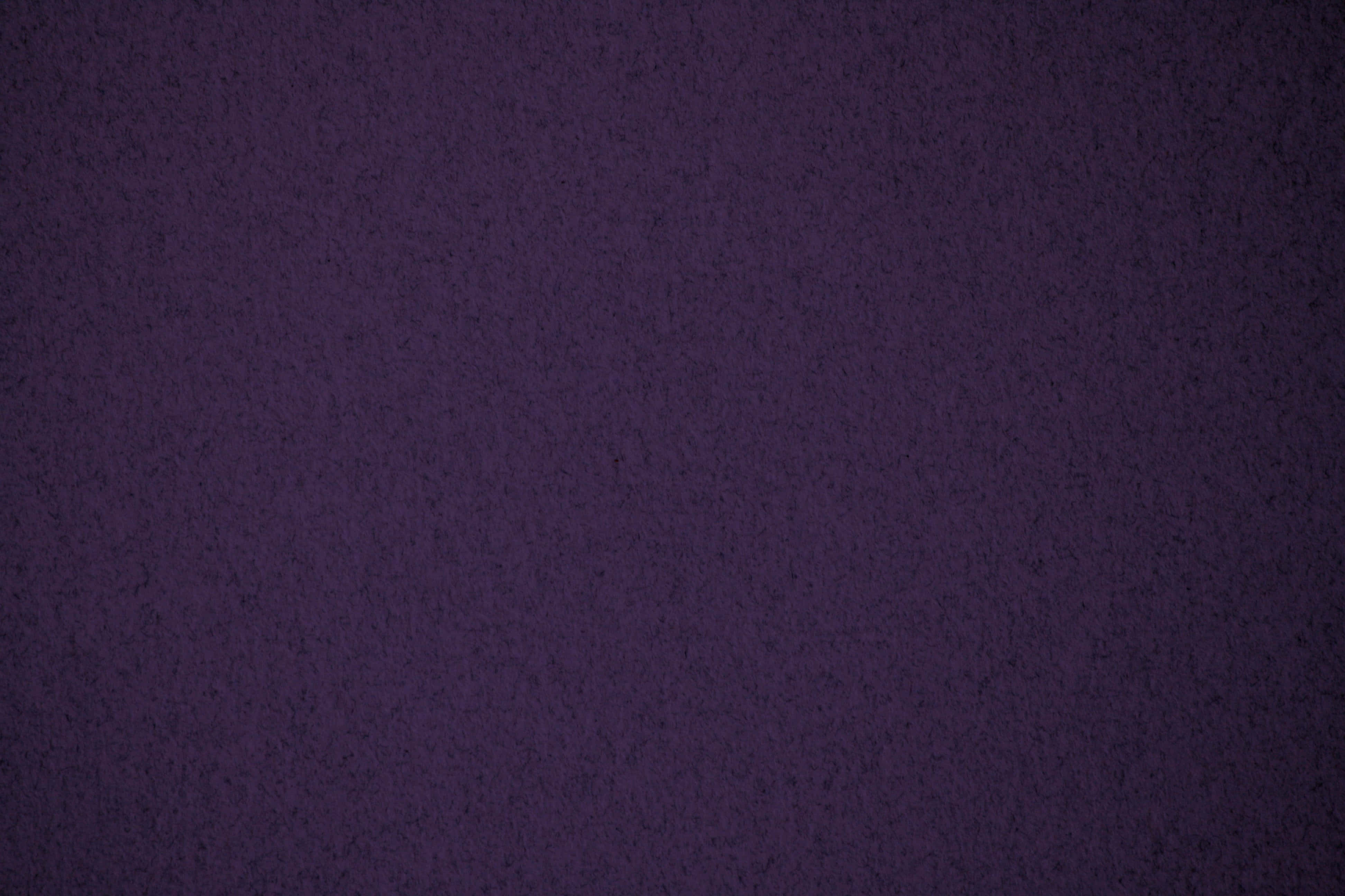 Purple Textured 桌布 壁紙 — 深紫色紋理布料的特寫，帶有細微斑點和柔和光線。