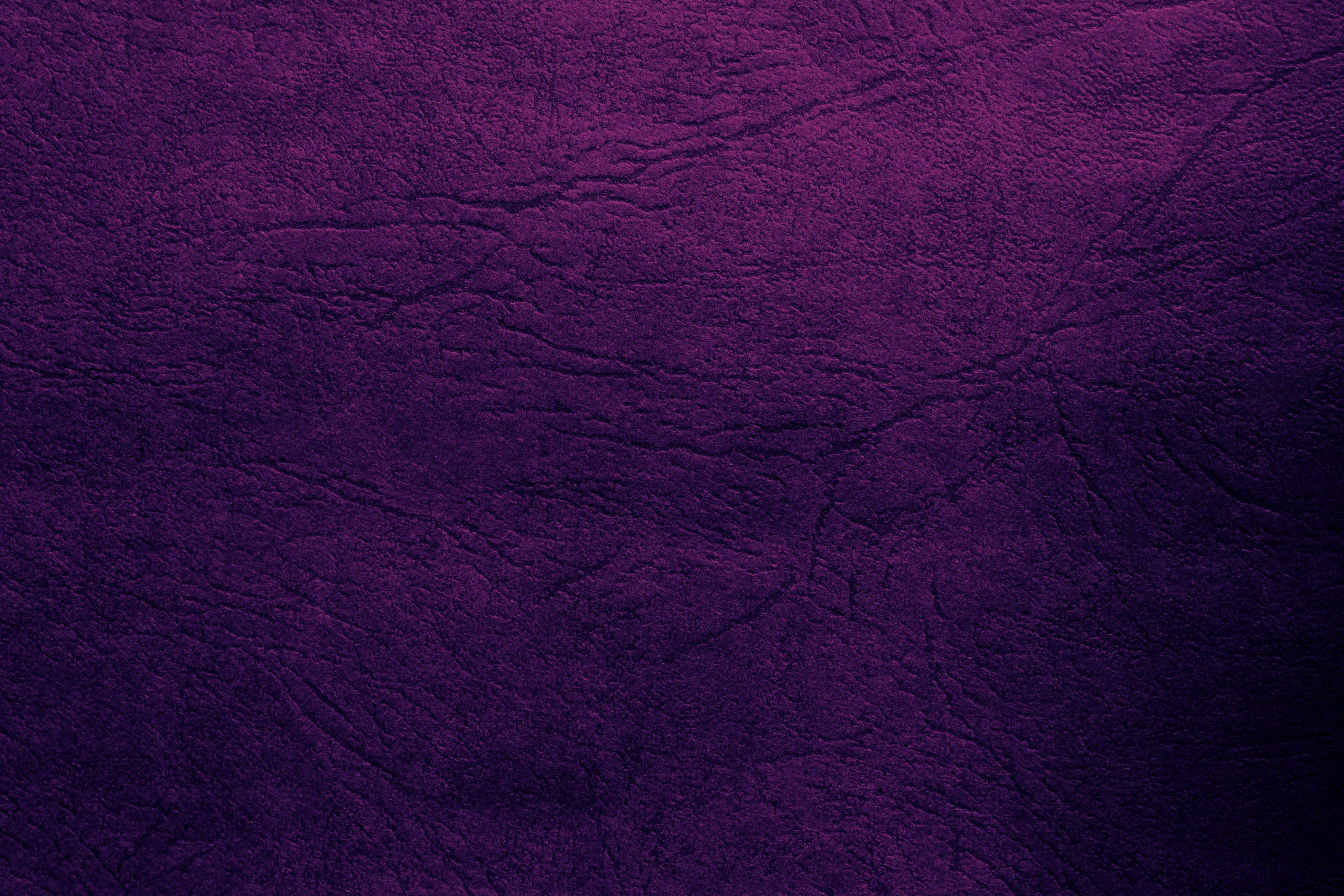 Purple Texture 桌布 壁紙 — 深紫色紋理表面，在柔和光線下帶有細微裂紋和顆粒細節。