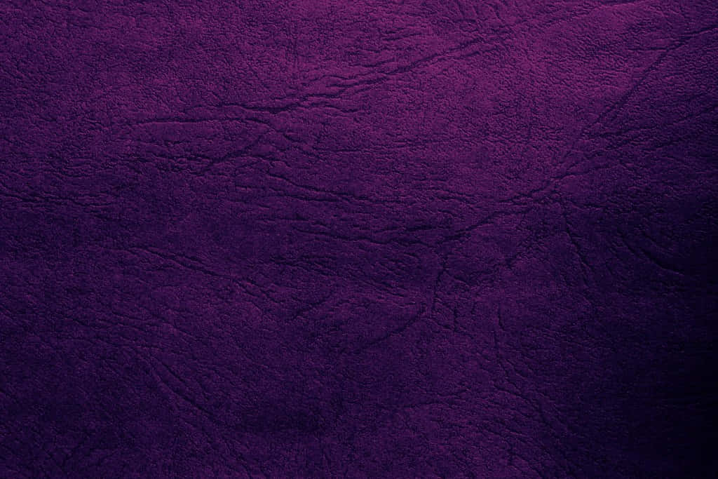 Purple Texture 桌布 壁紙 — 深紫色紋理表面，帶有自然皺褶和柔和漸變燈光。