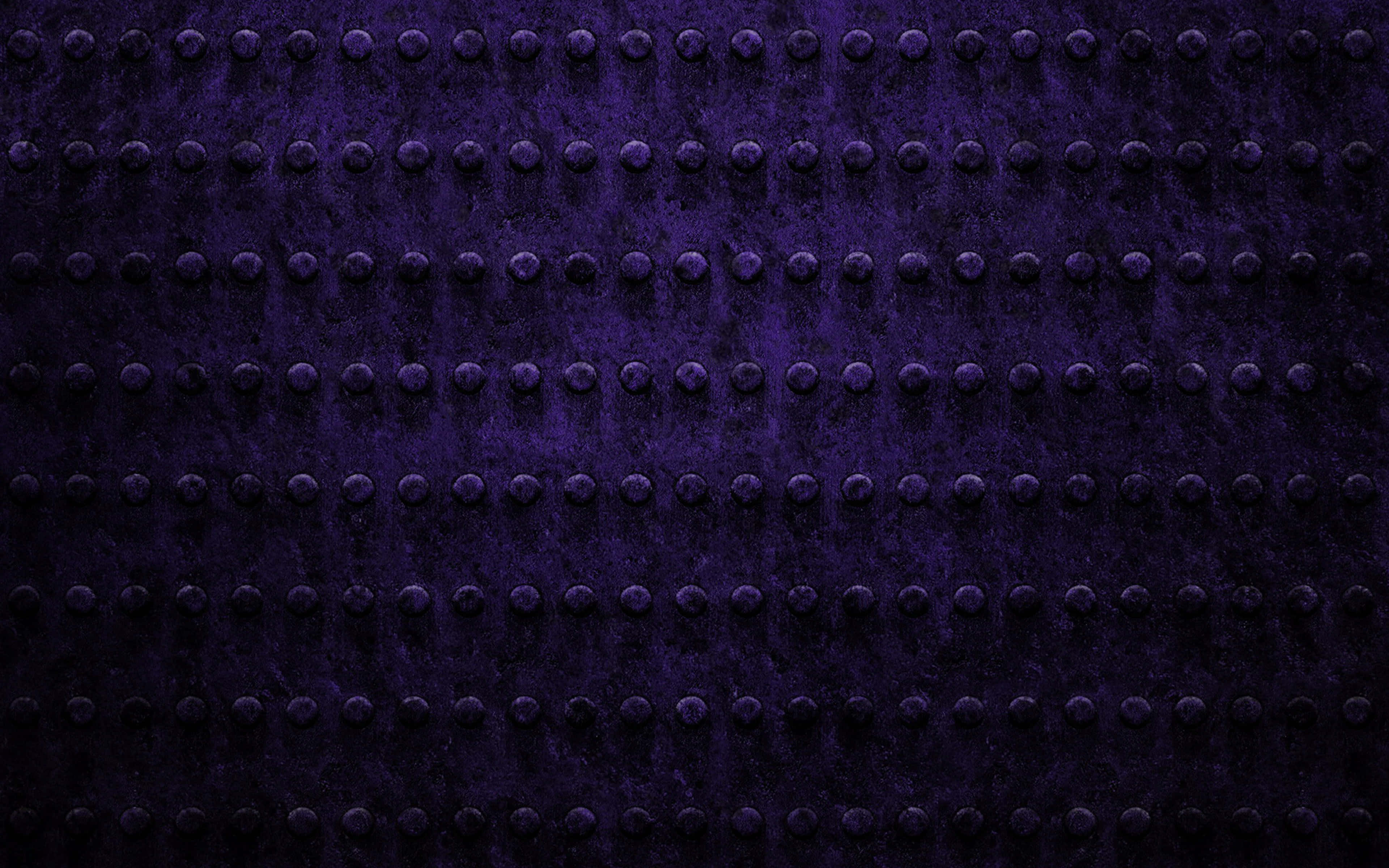 Purple Textured 桌布 壁紙 — 深紫色紋理表面的特寫，均勻分佈的凸起鉚釘形成重複的工業圖案。