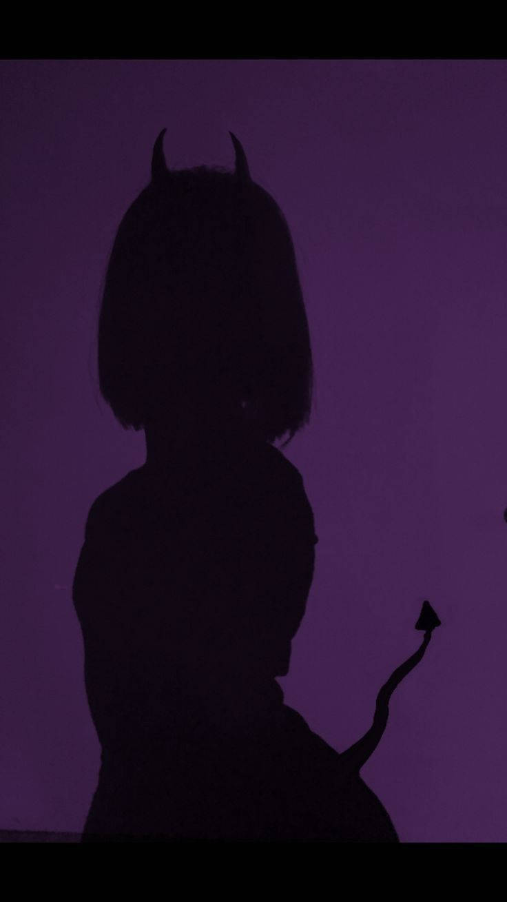 Sad Demon Girl 桌布 壁紙 — 深紫色背景上，一個帶有角和尾巴的惡魔女孩的剪影。