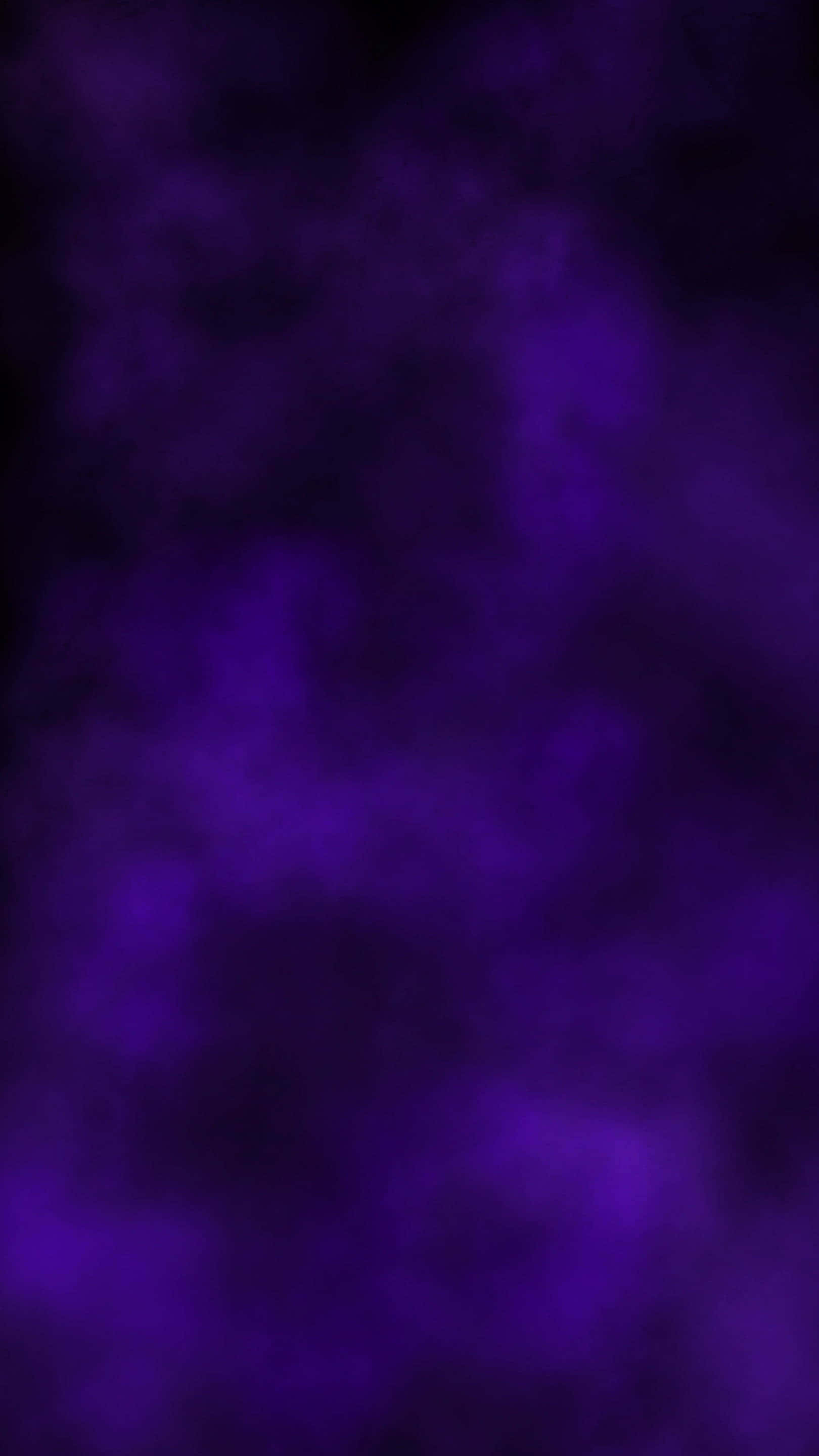 Purple Phone 桌布 壁紙 — 深紫色與黑色的夢幻漸層，帶有柔和發光的星雲狀漩渦。