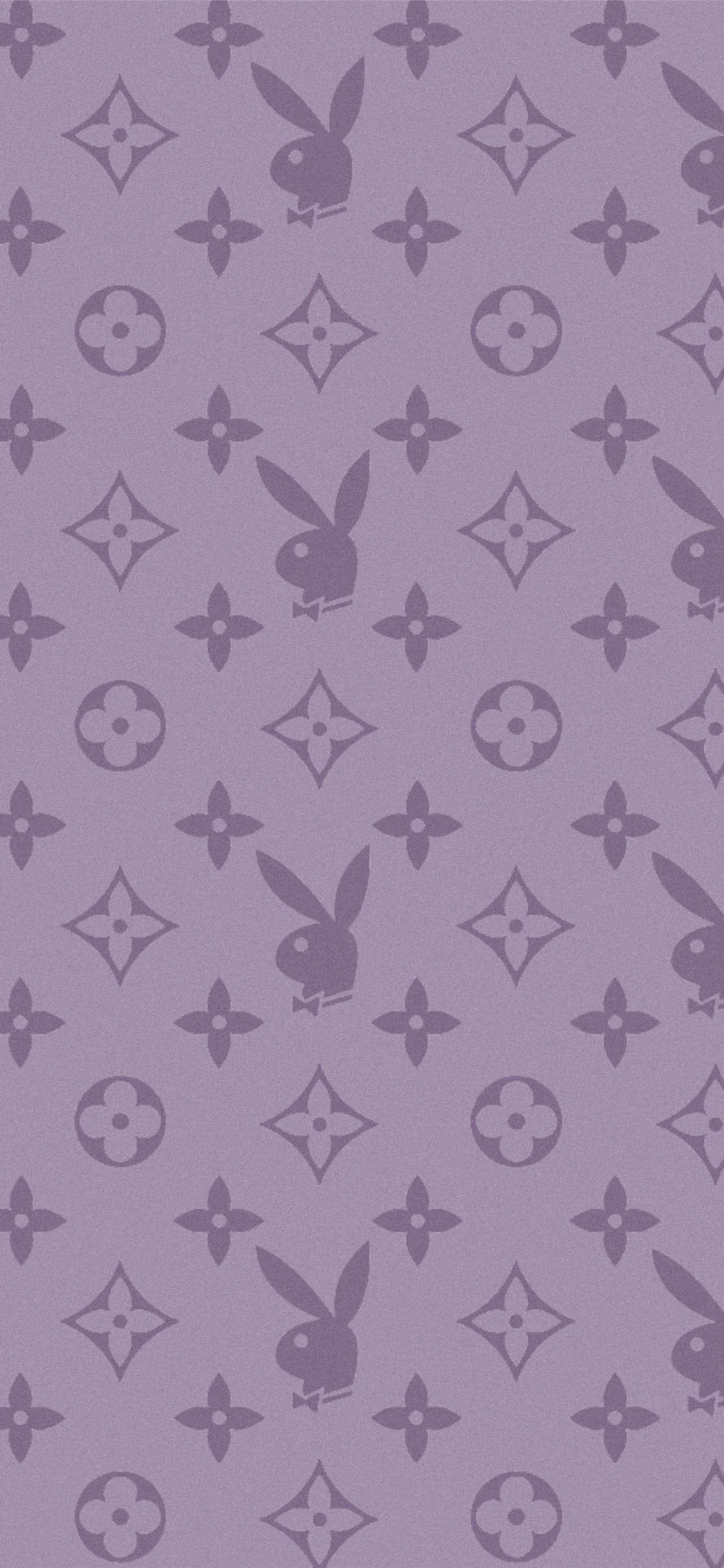 Louis Vuitton iPhone 桌布 壁紙 — 深紫色重複Playboy兔子和Louis Vuitton字母組合圖案的紫色壁紙圖案。