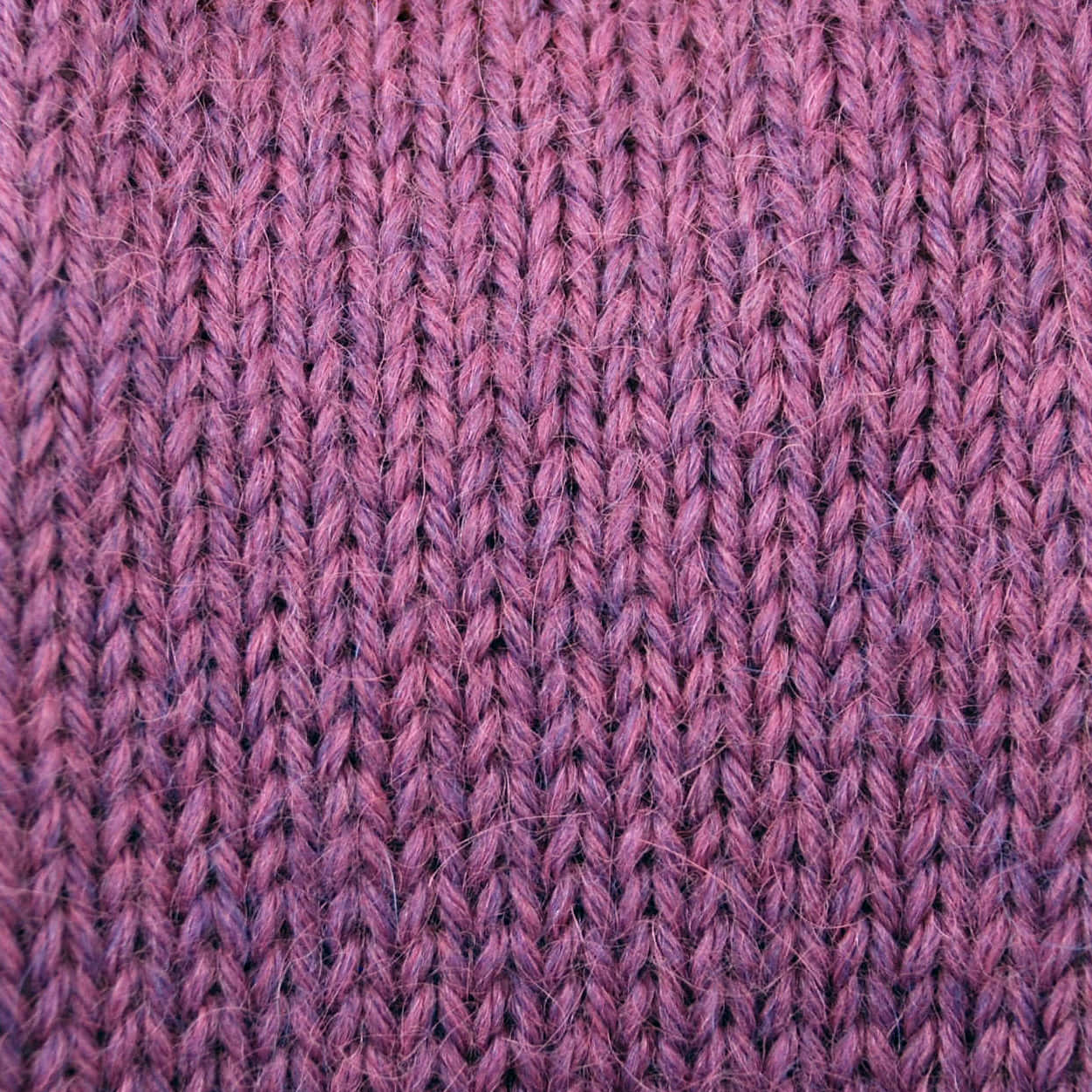 clothing 桌布 壁紙 — 深紫色針織布料的特寫，顯示詳細的針跡紋理和柔軟的紗線纖維。