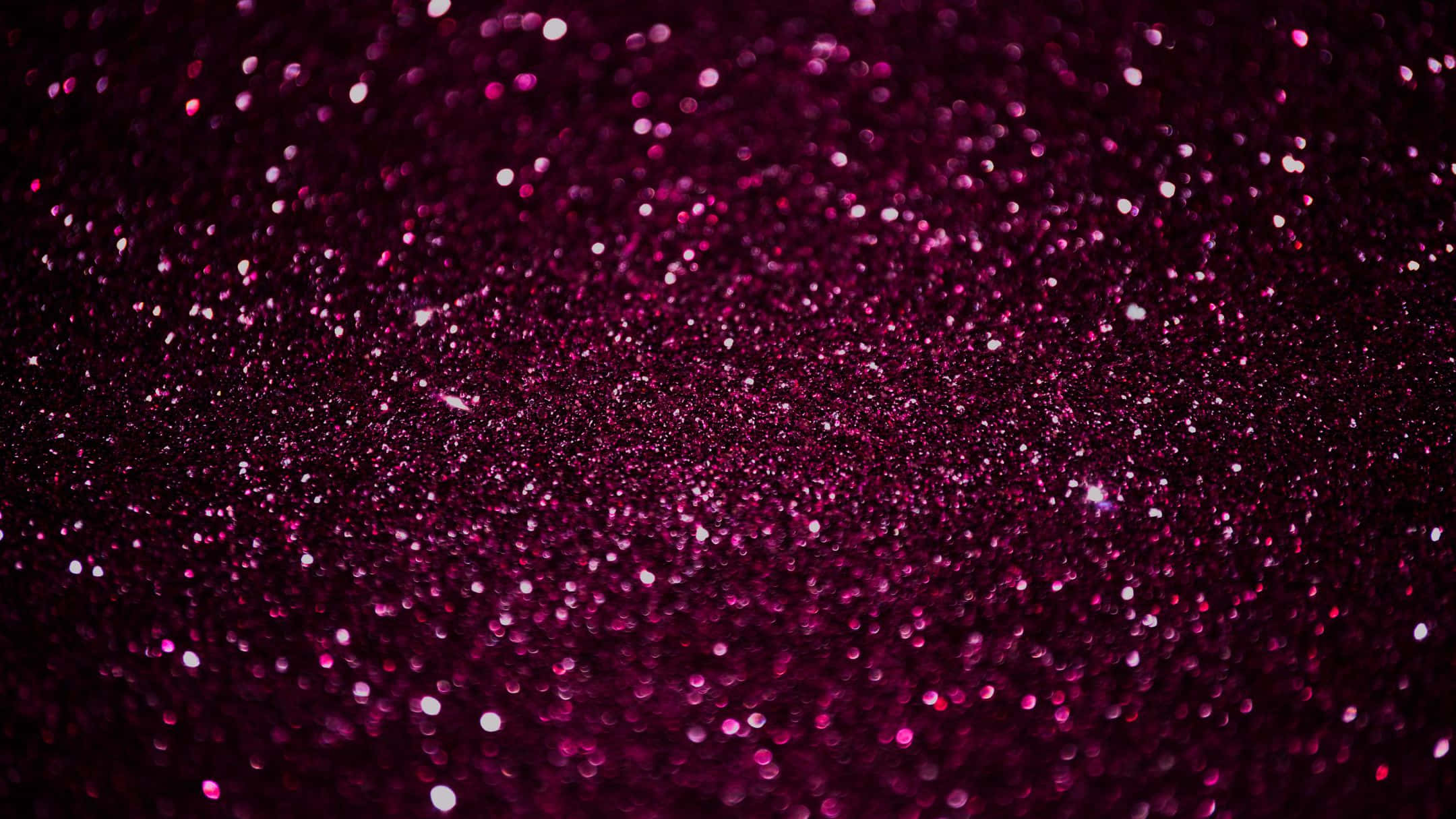 Sparkly Pink 桌布 壁紙 — 深紫色閃爍亮片的特寫，閃亮的高光營造出豪華的紋理表面。