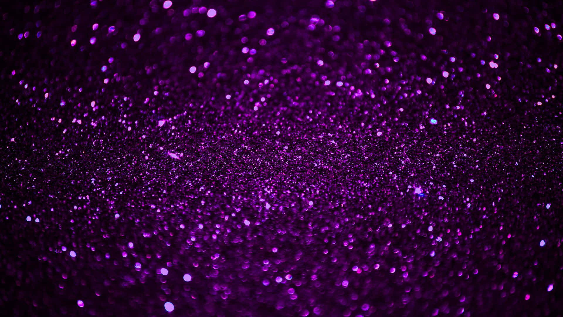 Purple Sparkle 桌布 壁紙 — 深紫色閃粉的近距離特寫，帶有散景高光，營造出閃爍的紋理表面。