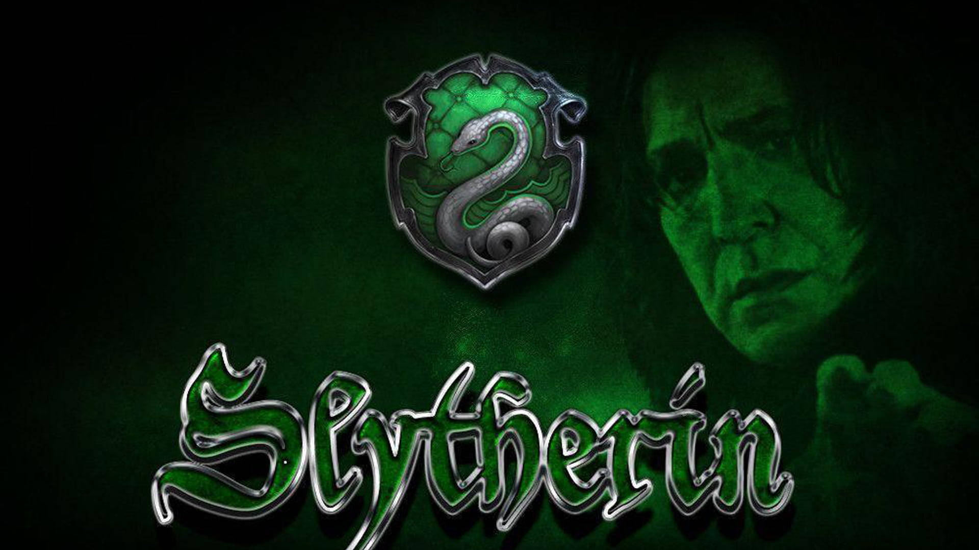 snape 桌布 壁紙 — 深綠色史萊哲林徽章上有一條盤繞的蛇，在帶有微弱綠色面孔的陰暗背景中發光。
