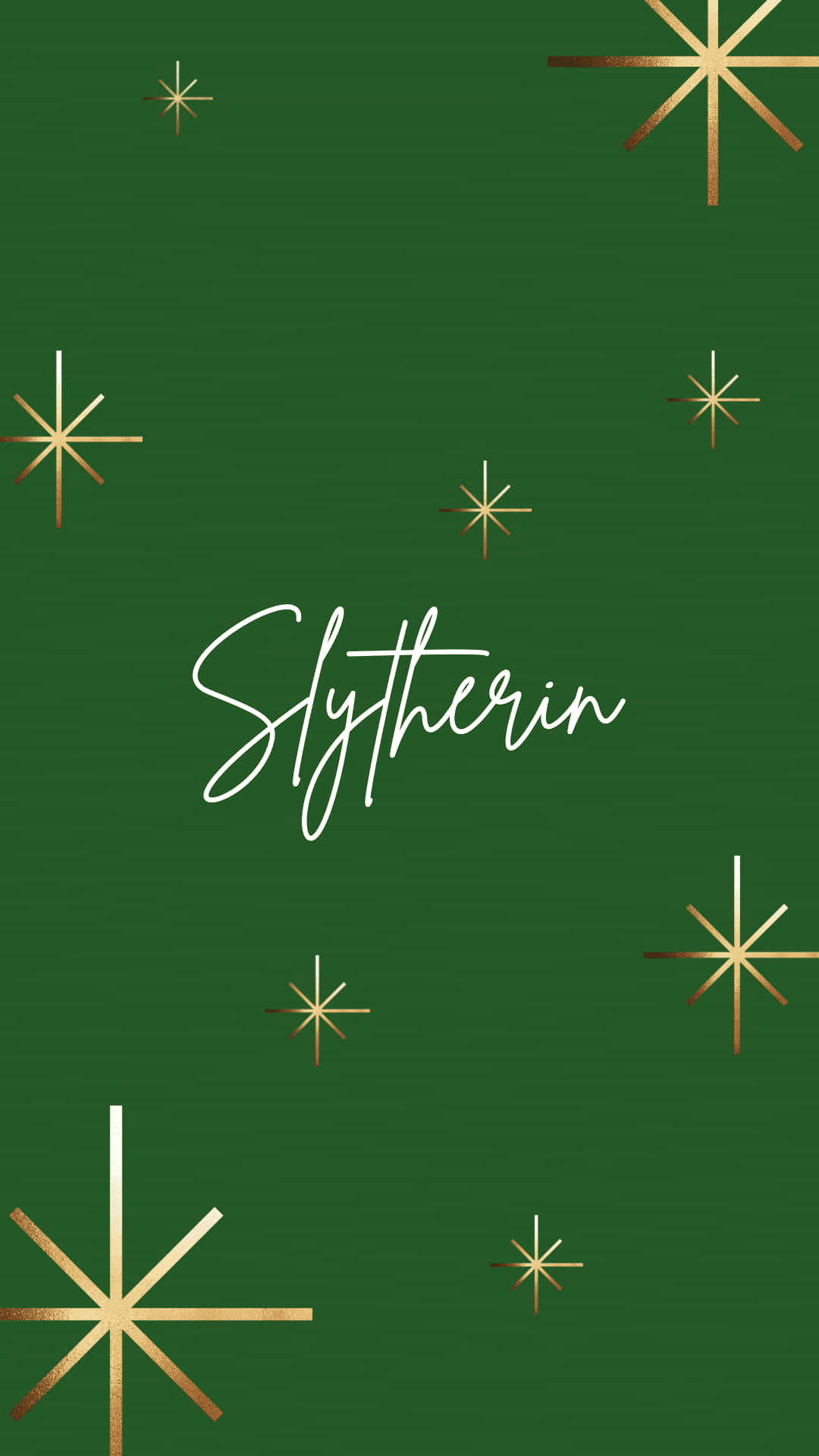 Cute Slytherin 桌布 壁紙 — 深綠色壁紙，帶有金色星爆和優雅白色字體的Slytherin字樣。