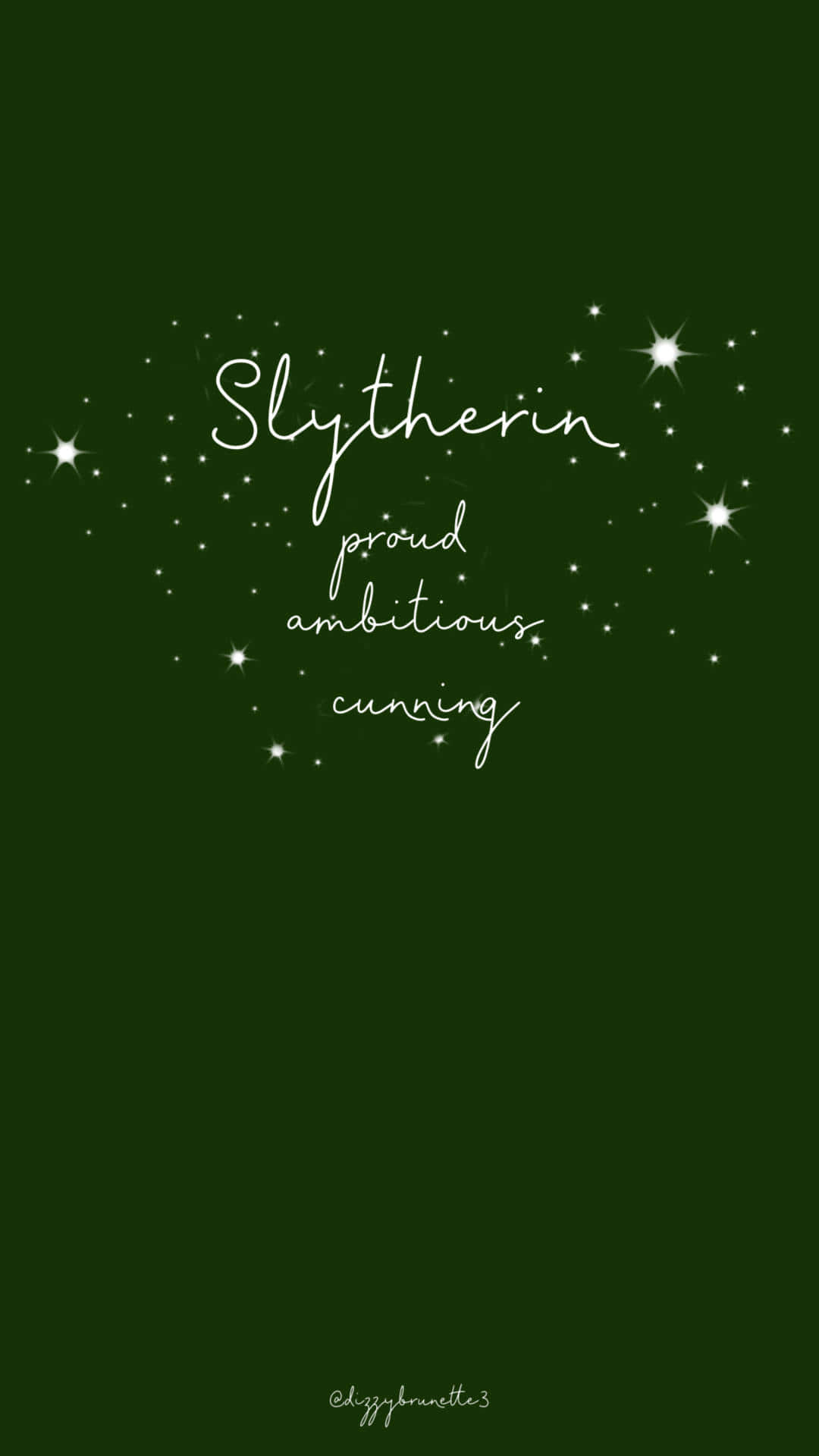 Cute Slytherin 桌布 壁紙 — 深綠色壁紙，白色草書文字寫著 Slytherin 自豪 野心 狡猾，周圍環繞著閃爍的星星。