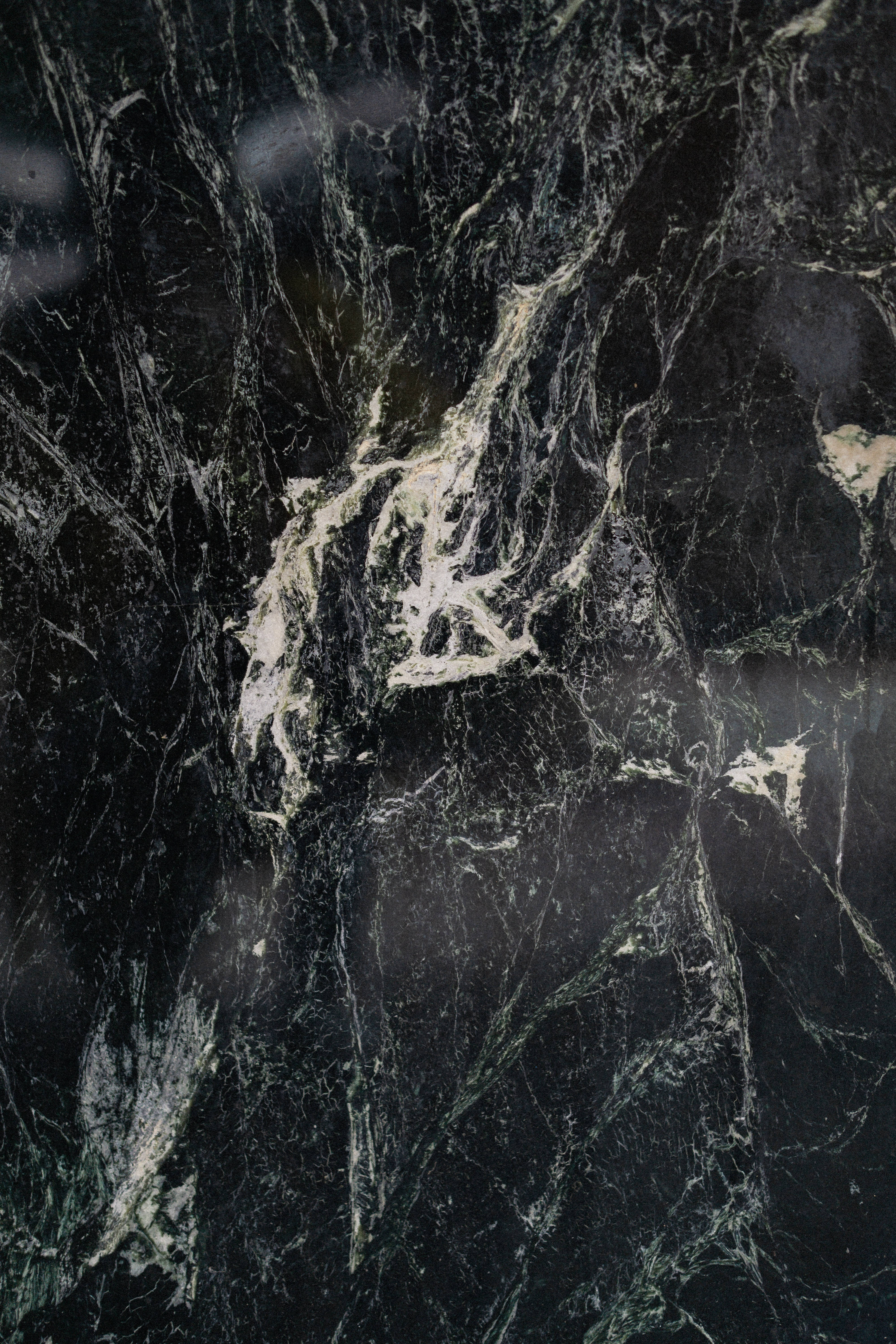 Black Marble 4K 桌布 壁紙 — 深綠色大理石近照，帶有複雜的白色和灰色紋理，營造出奢華的自然圖案。