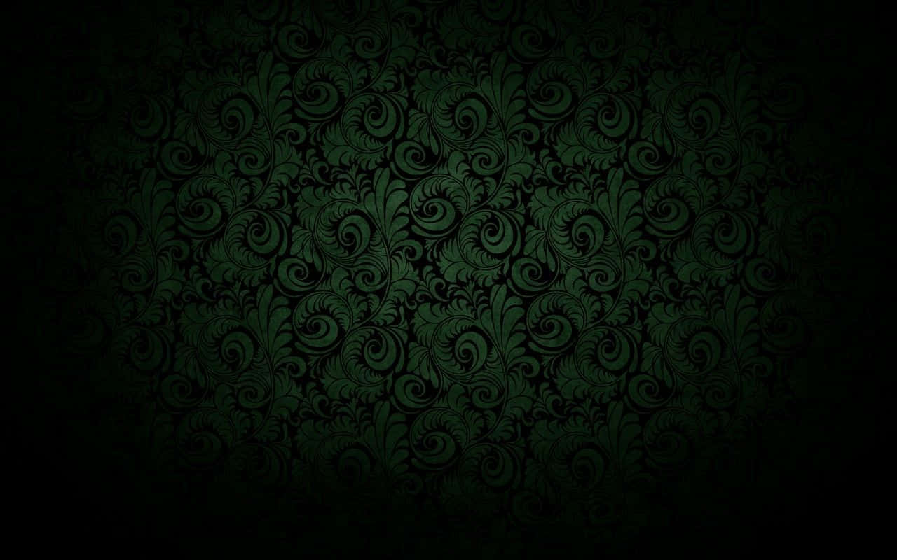 Dark Green Grunge 桌布 壁紙 — 深綠色大馬士革花紋壁紙，帶有複雜的漩渦花卉圖案，漸變至黑色邊緣。