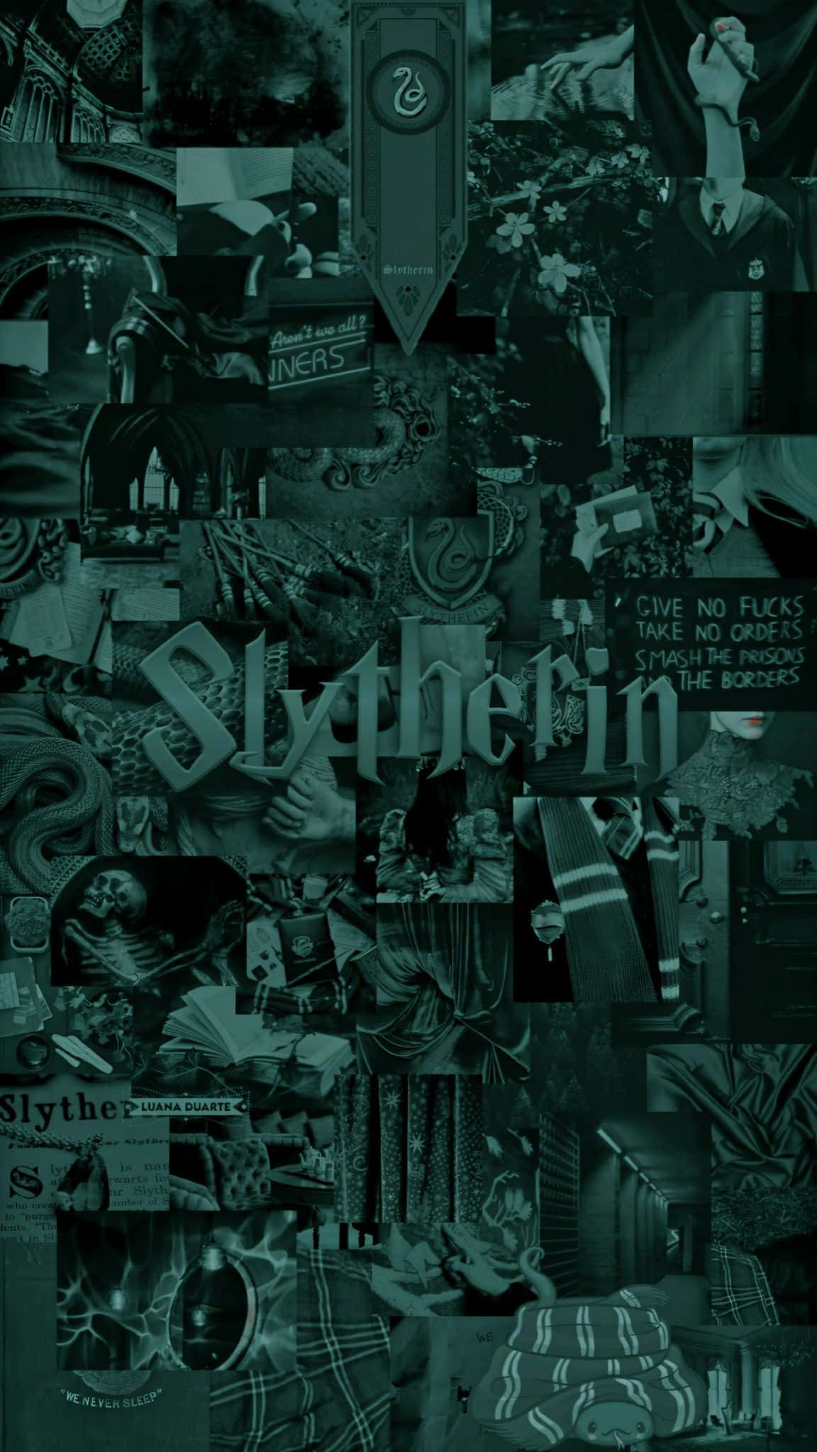Cute Slytherin 桌布 壁紙 — 深綠色拼貼壁紙，以哈利波特中史萊哲林學院的圖像為特色，帶有碎片化的場景和文字。