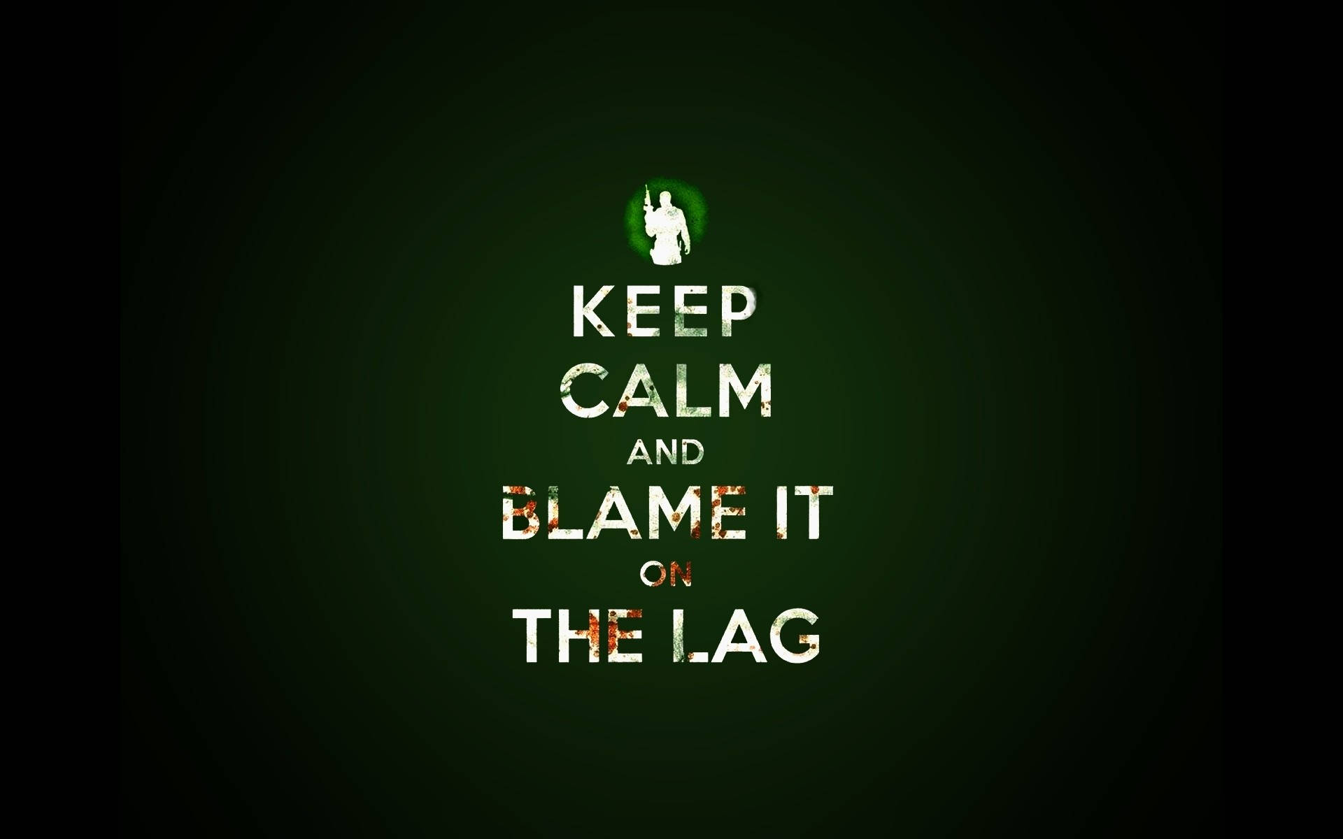 keep 桌布 壁紙 — 深綠色桌布，上面有白色做舊文字寫著「KEEP CALM AND BLAME IT ON THE LAG」，上方有一個細小的遊戲玩家剪影。