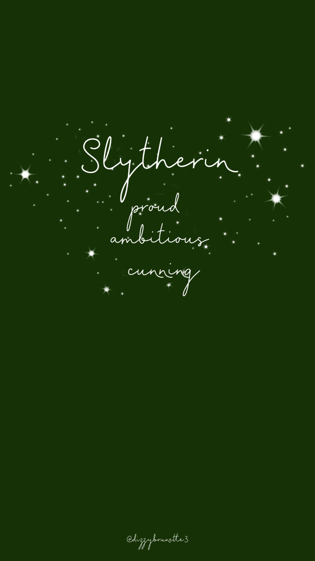 iPhone 桌布 壁紙 — 深綠色桌布，帶有白色草書文字「Slytherin proud ambitious cunning」，周圍環繞閃爍星星。