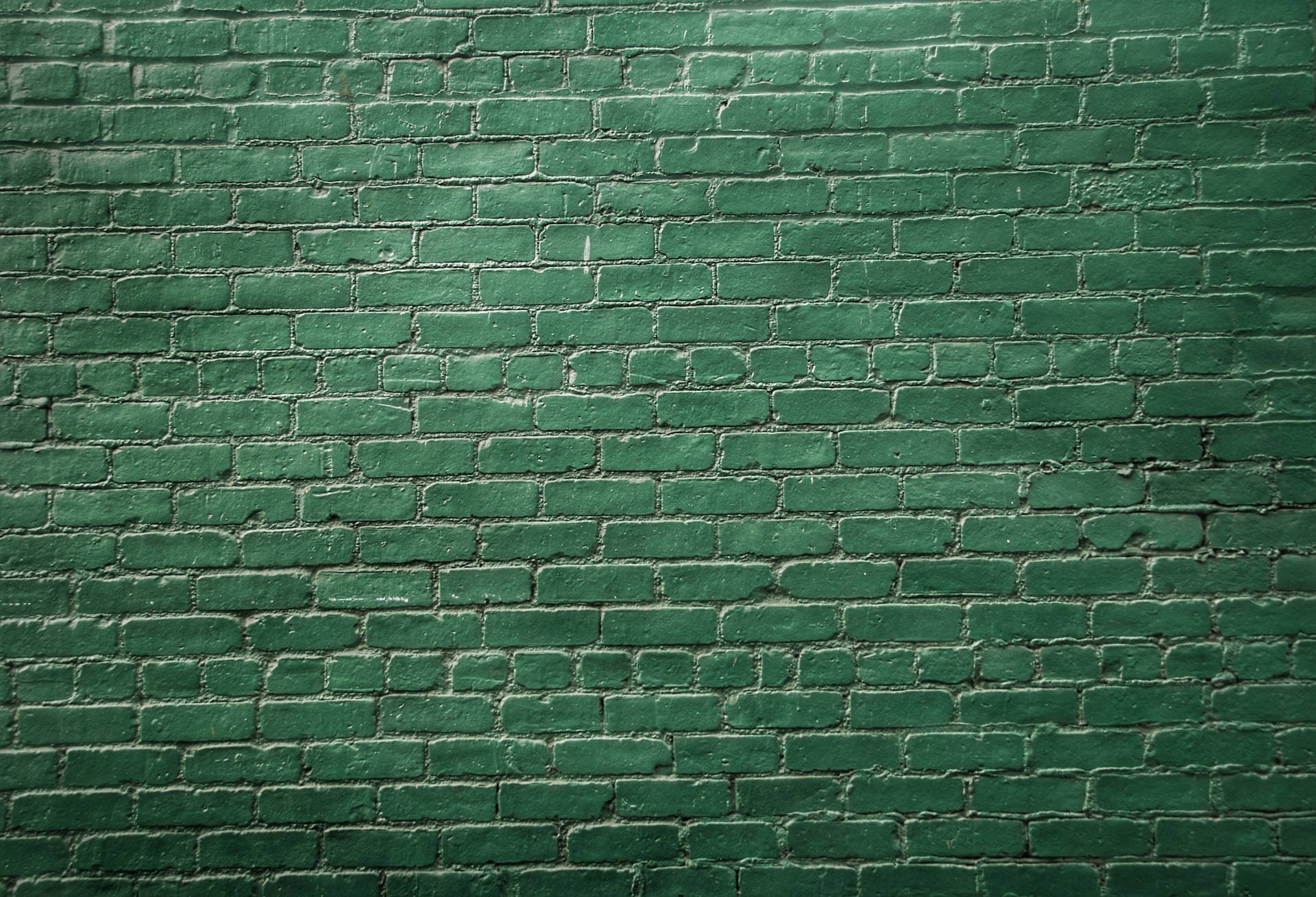 Brick 桌布 壁紙 — 深綠色油漆的風化磚牆特寫，可見紋理和砂漿線。