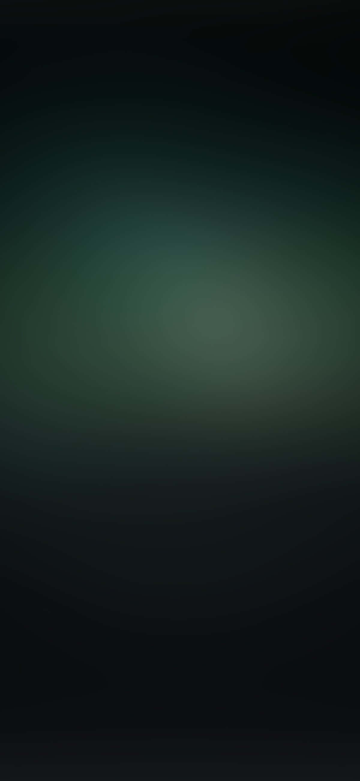 iPhone 11 Green 桌布 壁紙 — 深綠色漸變至黑色，營造出寧靜簡約的抽象背景。