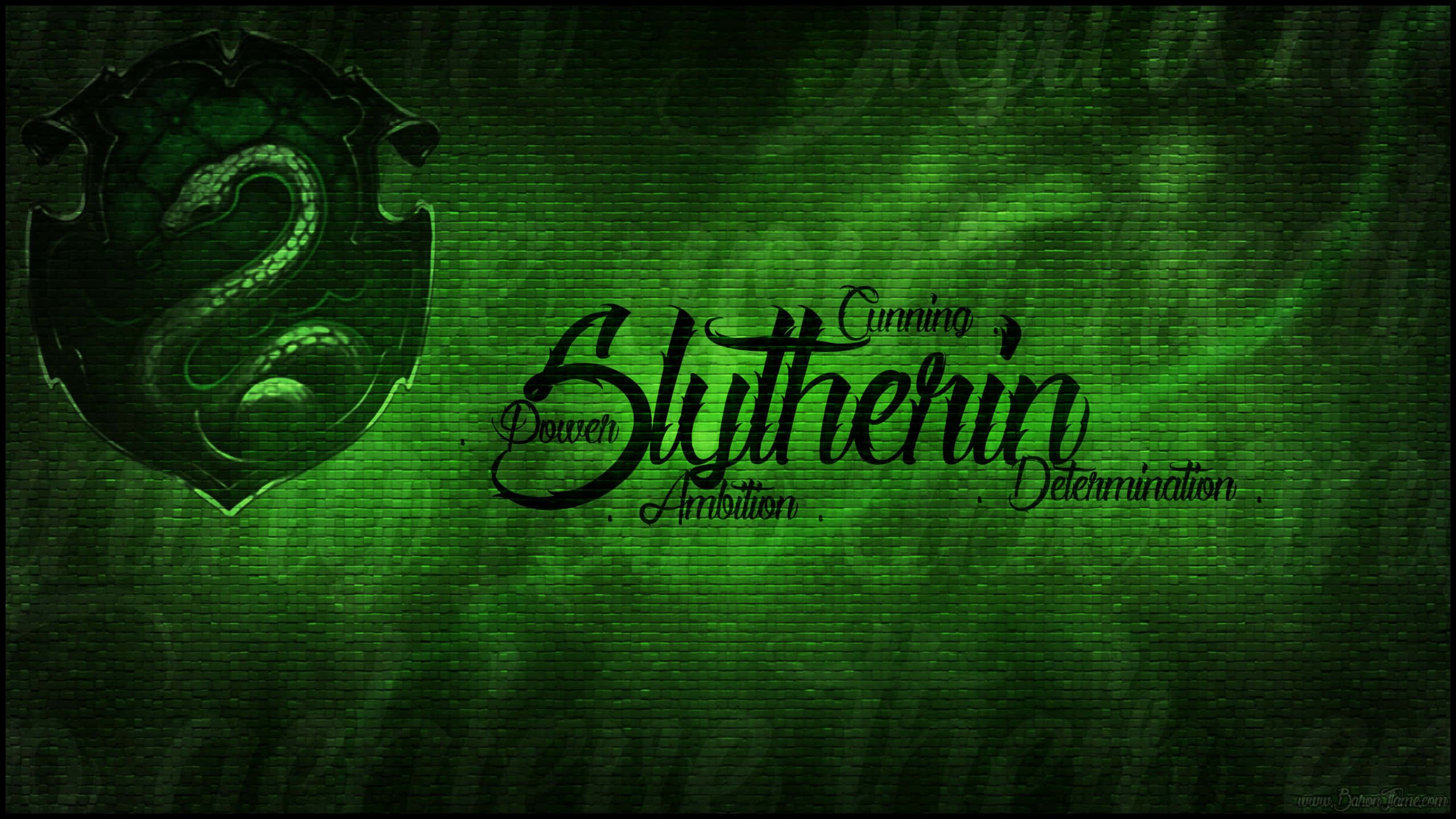 Cute Slytherin 桌布 壁紙 — 深綠色磚牆上展示著史萊哲林的徽章和學院名稱，並以優雅的黑色字體標示出權力與野心等特質。