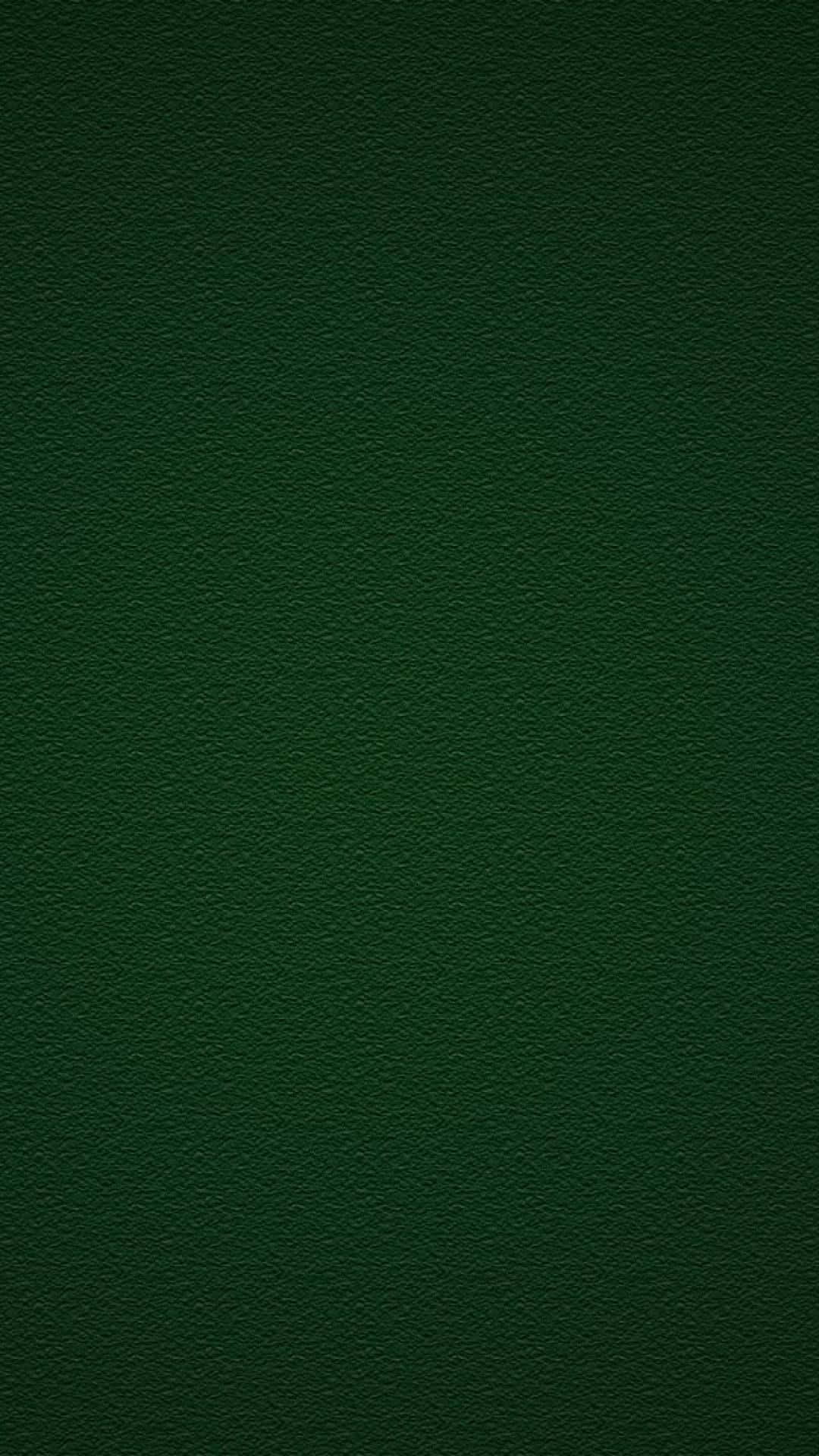 Green Phone 桌布 壁紙 — 深綠色紋理皮革的特寫，帶有細微的粒面紋理和均勻的光線。