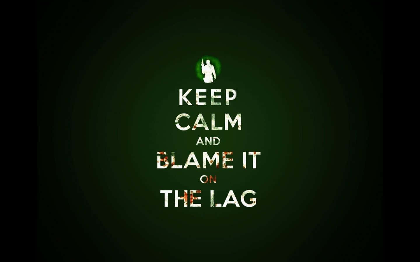 Funny Gaming 桌布 壁紙 — 深綠色紋理背景上，以磨損的白色字體顯示文字 'KEEP CALM AND BLAME IT ON THE LAG'，上方有一個小型遊戲控制器圖示。