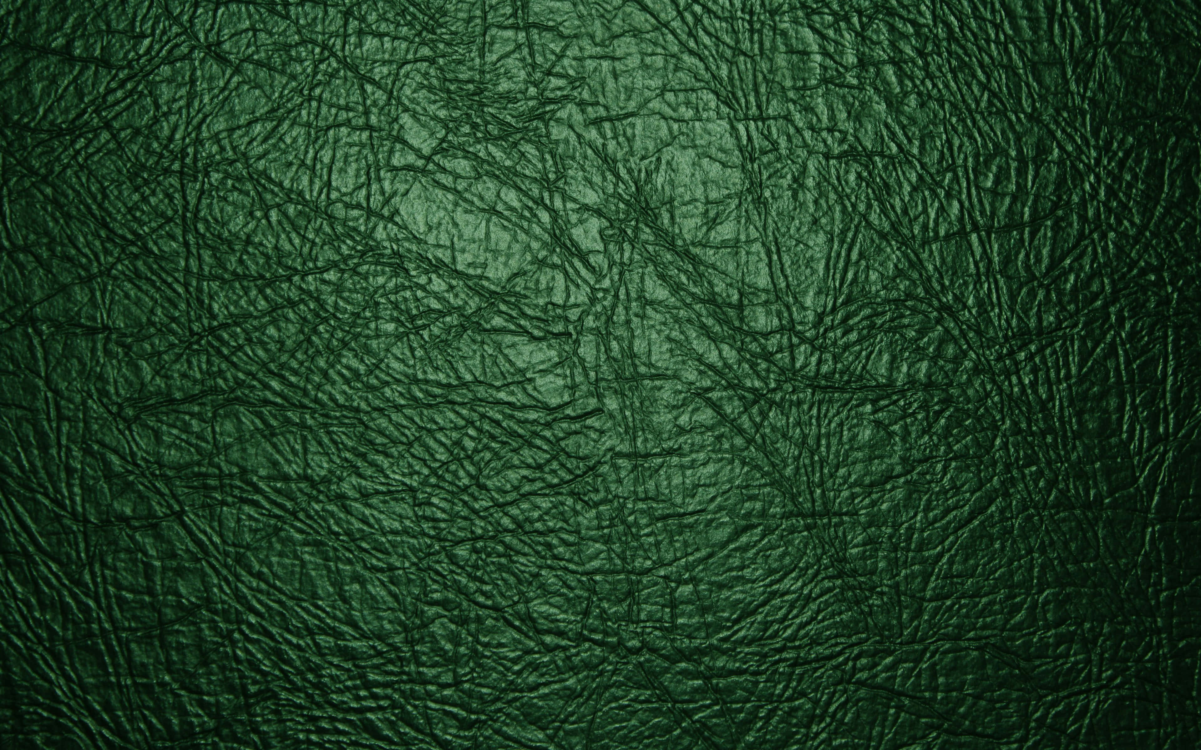 texture 桌布 壁紙 — 深綠色紋理表面，帶有複雜的裂紋圖案和微妙的漸變照明。