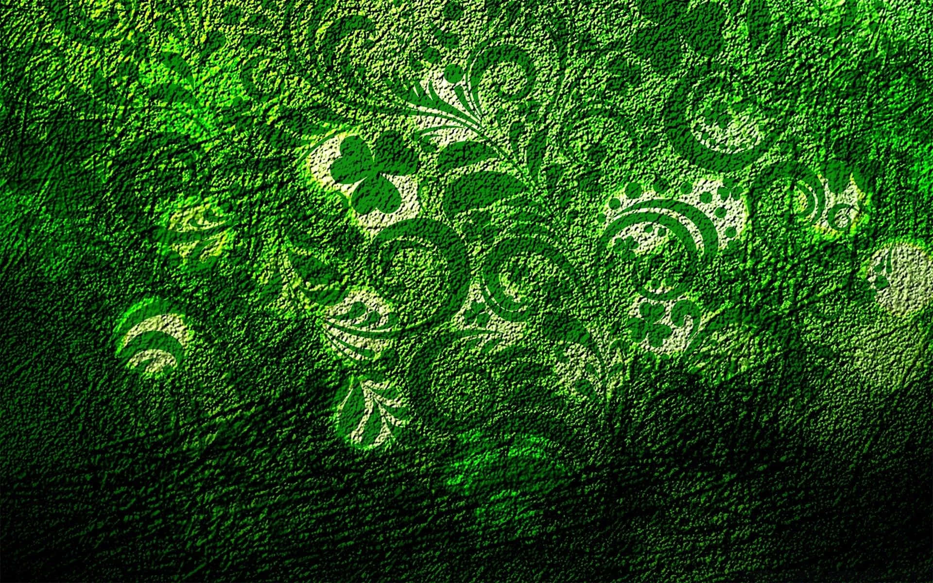 Shamrock 桌布 壁紙 — 深綠色背景上帶有浮雕花卉漩渦和三葉草圖案、發光的紋理綠色壁紙。