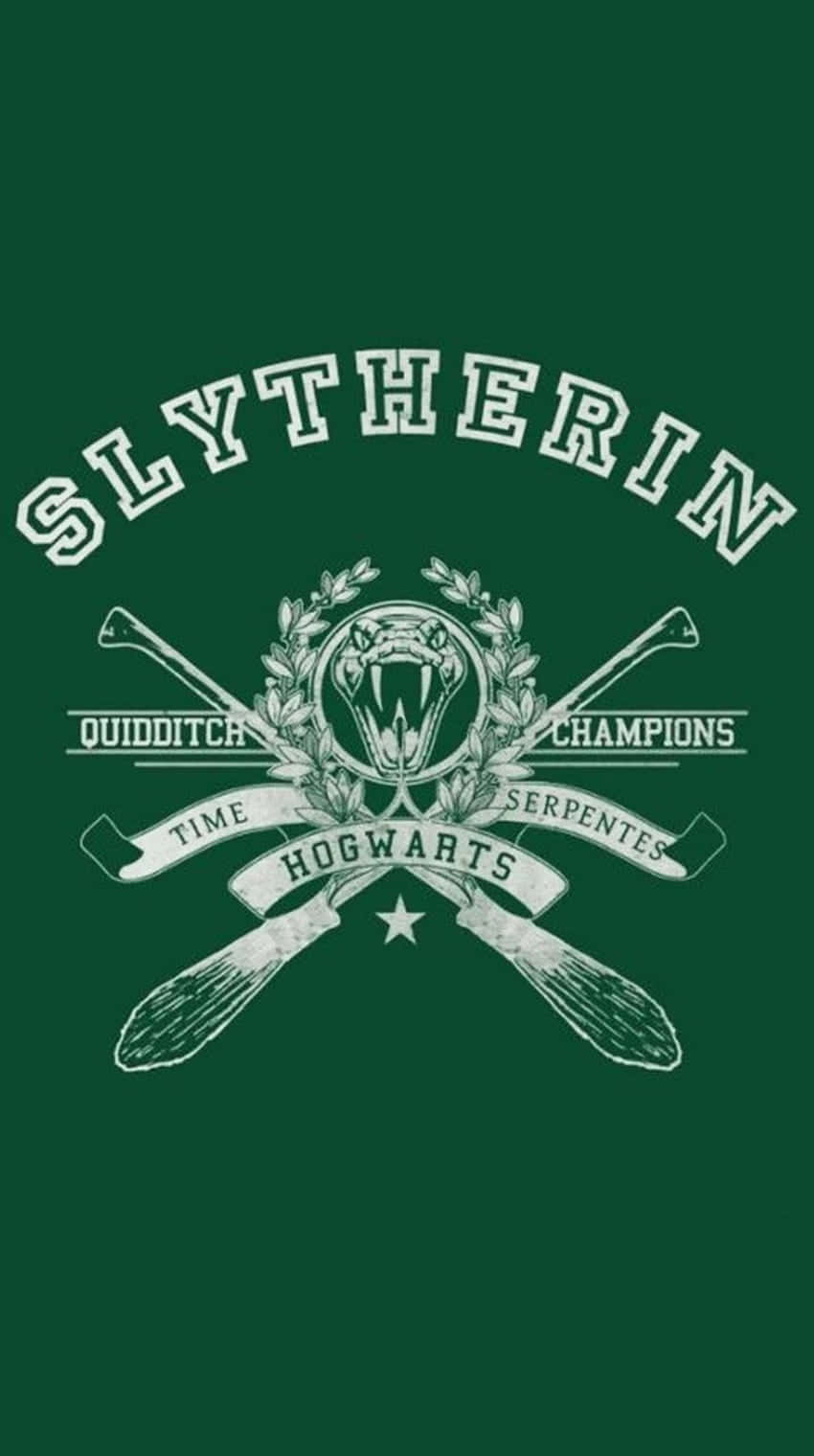 The Hogwarts Quidditch Team 桌布 壁紙 — 深綠色背景上的白色Slytherin Hogwarts Quidditch Champions標誌，帶有交叉掃帚和蛇形徽章。