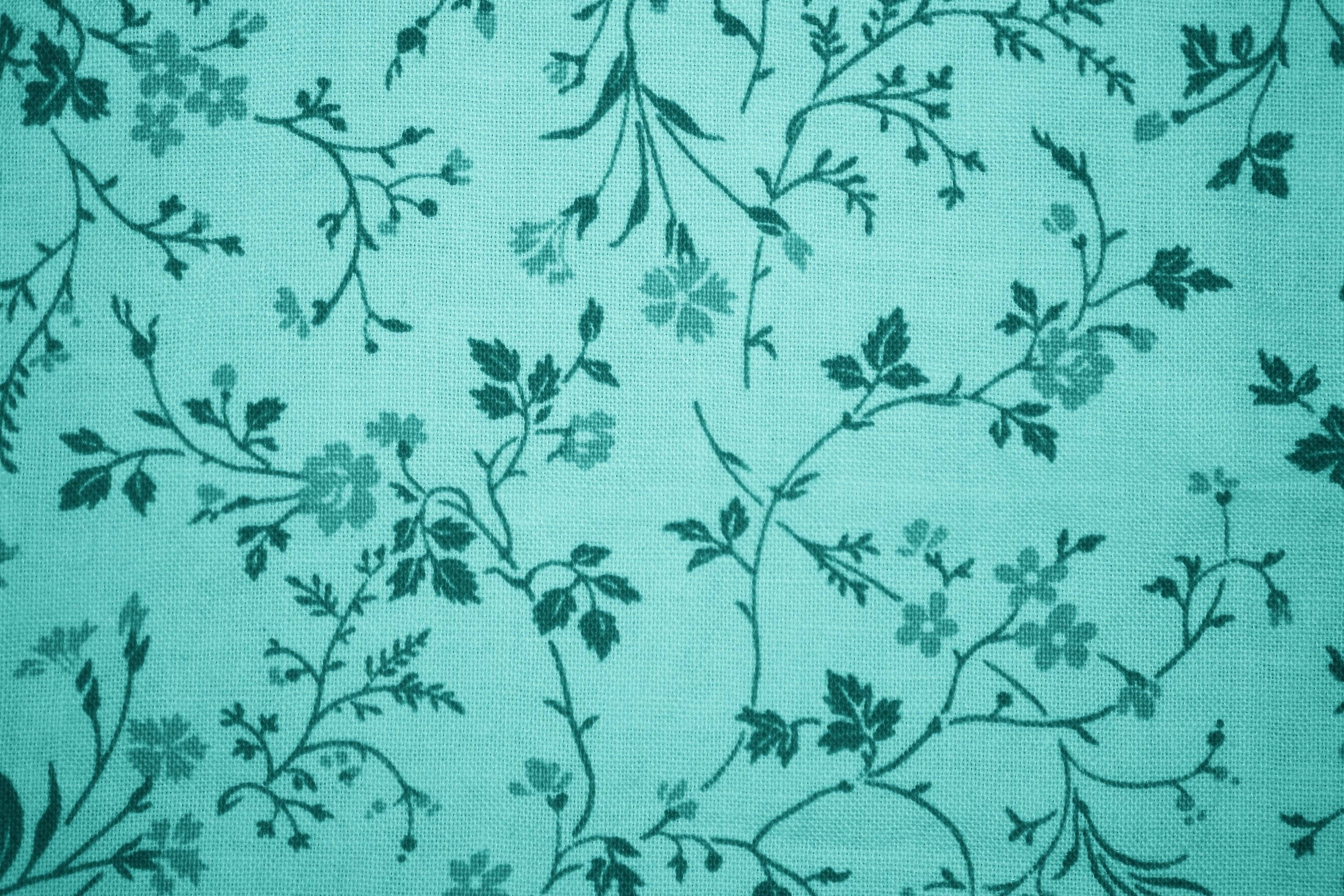 土耳其藍 桌布 壁紙 — 深綠色花卉藤蔓和花朵重複圖案的青綠色布料特寫。