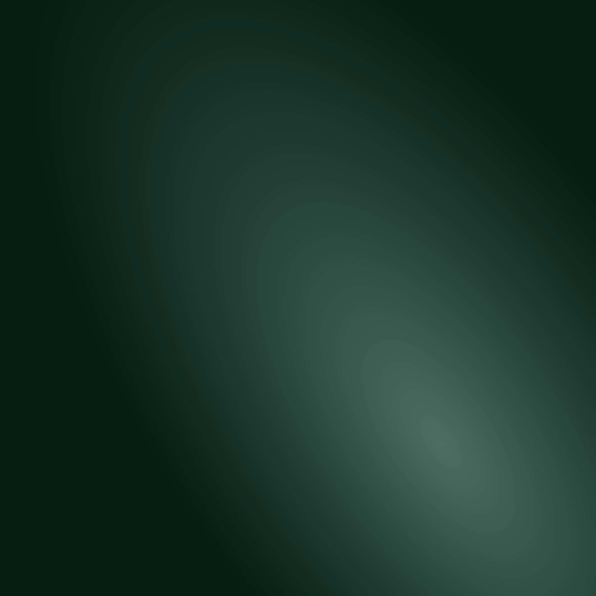 Dark Gradient 桌布 壁紙 — 深綠色調的漸變旋轉成柔和發光的中心，營造出平靜的抽象背景。