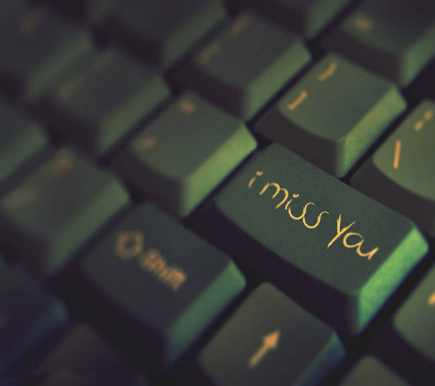 我想你 桌布 壁紙 — 深綠色鍵盤的特寫，自訂的「i miss you」按鍵在溫暖燈光下柔和發光。
