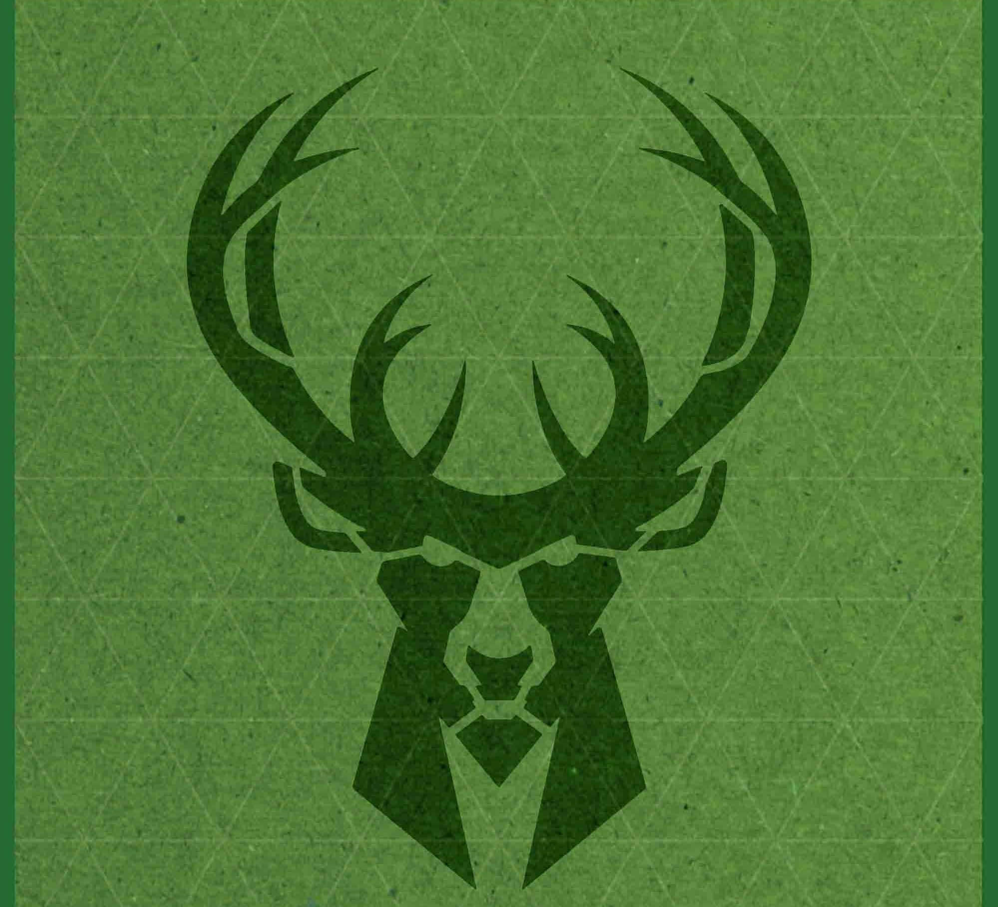 Milwaukee Bucks Logo 桌布 壁紙 — 深綠色風格化鹿頭標誌，帶有紋理的橄欖綠色背景，上有模糊幾何圖案。