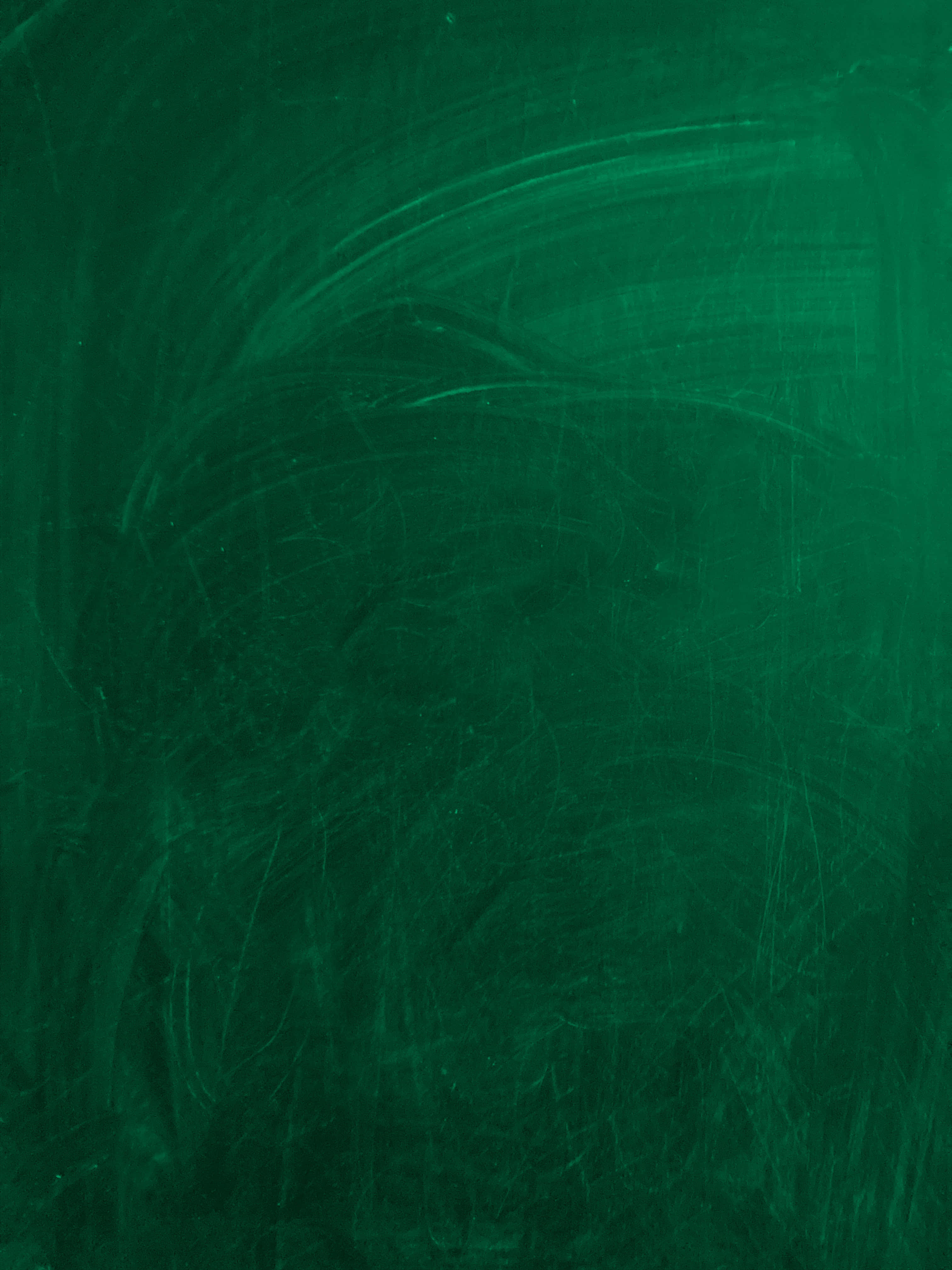 Chalkboard 桌布 壁紙 — 深綠色黑板表面的特寫，上面佈滿了淡淡的白色粉筆污跡和刮痕。