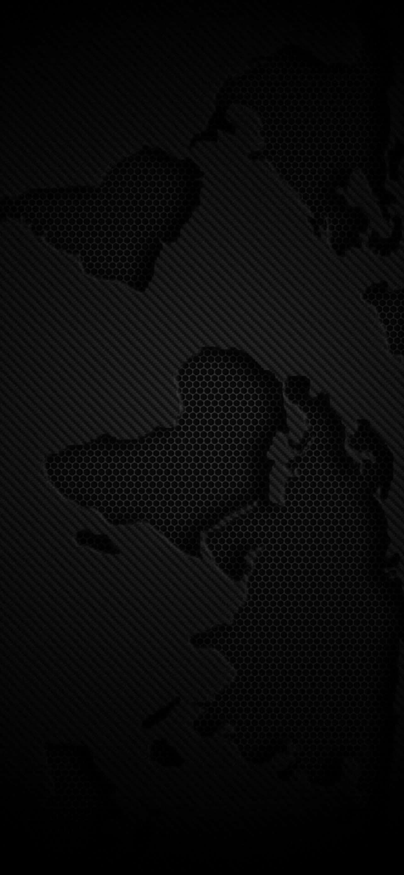 Black Solid 桌布 壁紙 — 深色世界地圖剪影，帶有六邊形紋理疊加在對角碳纖維圖案上。
