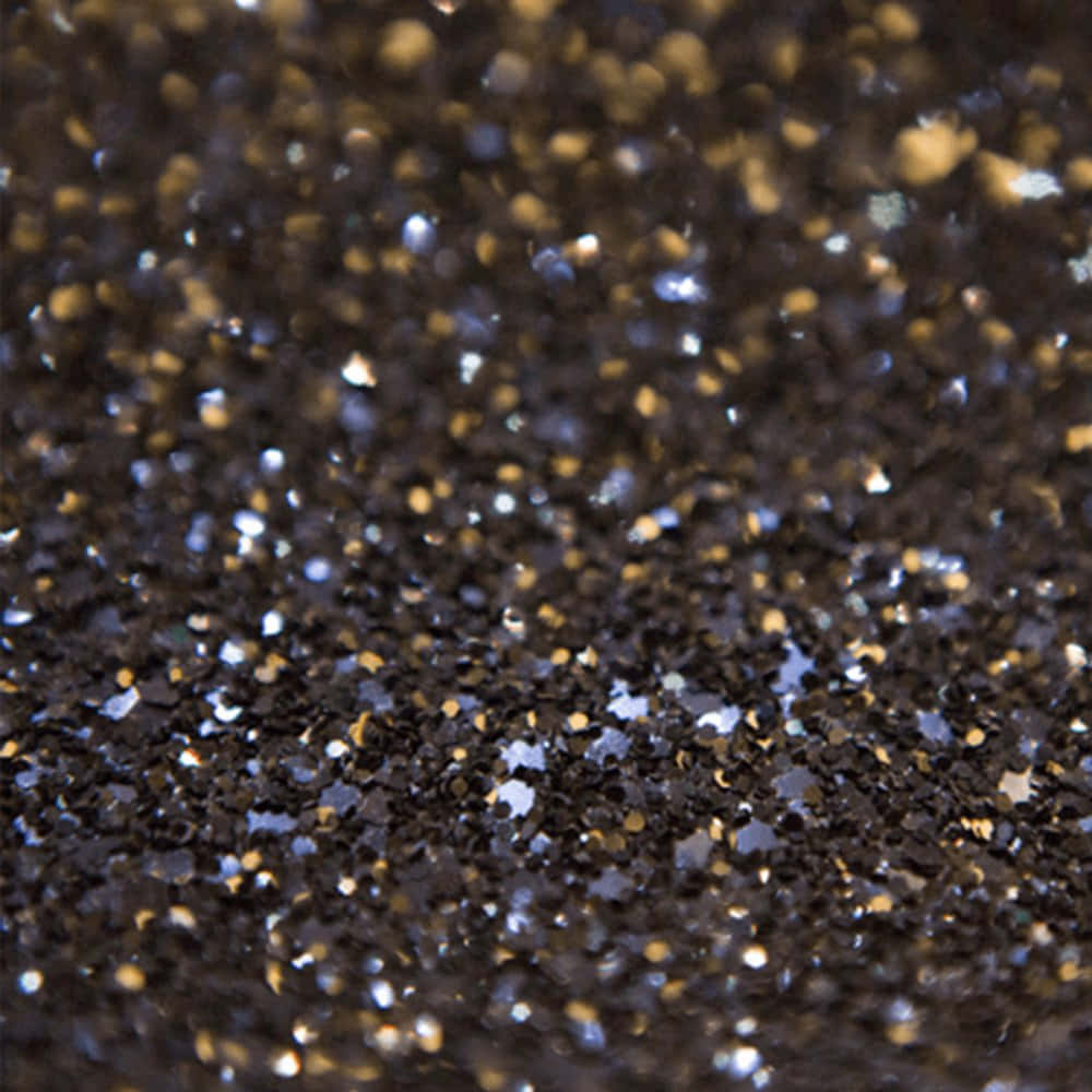 Blue Glitter 桌布 壁紙 — 深色亮粉的近距離特寫，帶有閃爍的金色和銀色斑點捕捉光線。