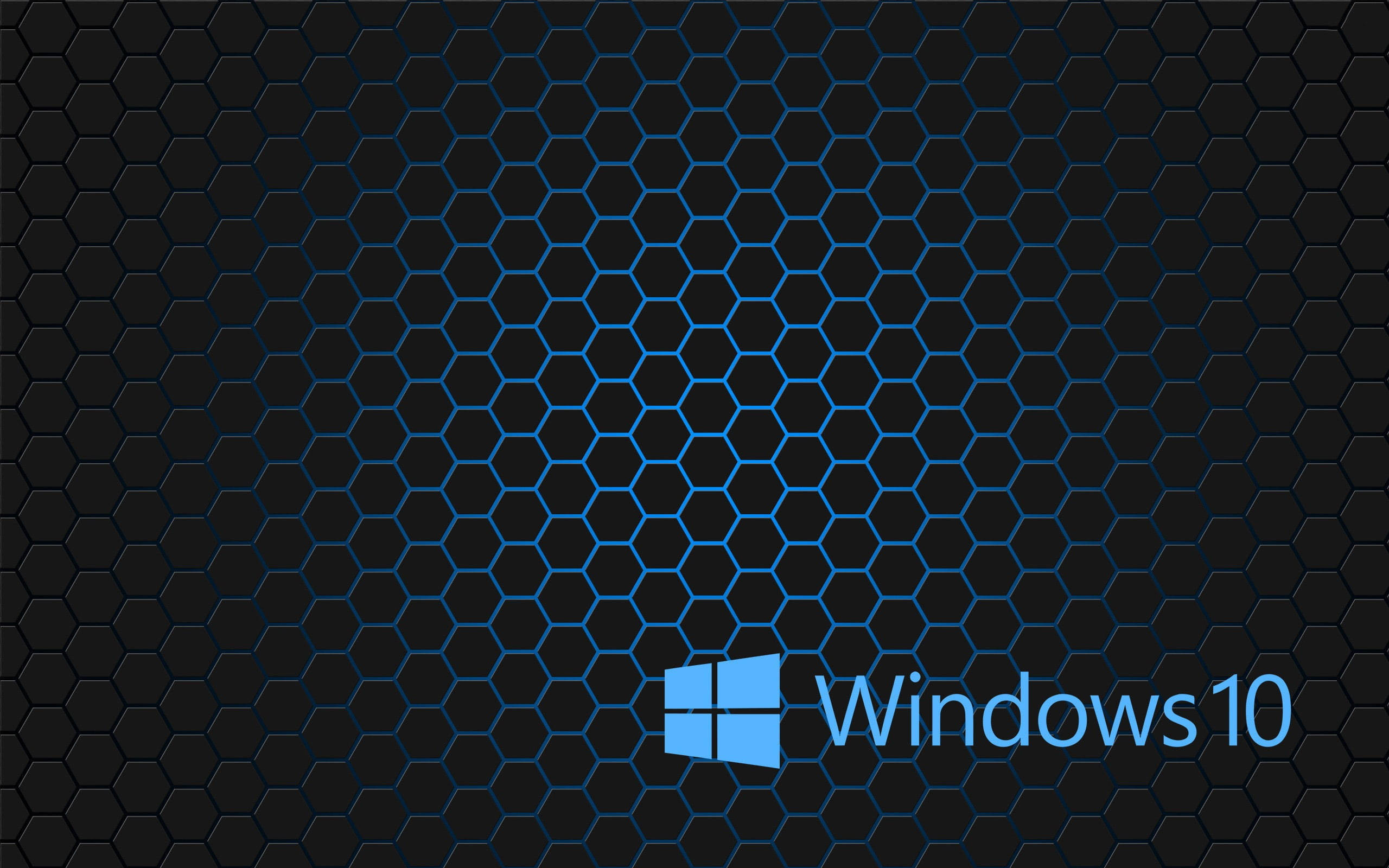 黑色 Windows 10 桌布 壁紙 — 深色六邊形圖案背景，帶有發光的藍色線條，右下角有藍色Windows 10標誌。
