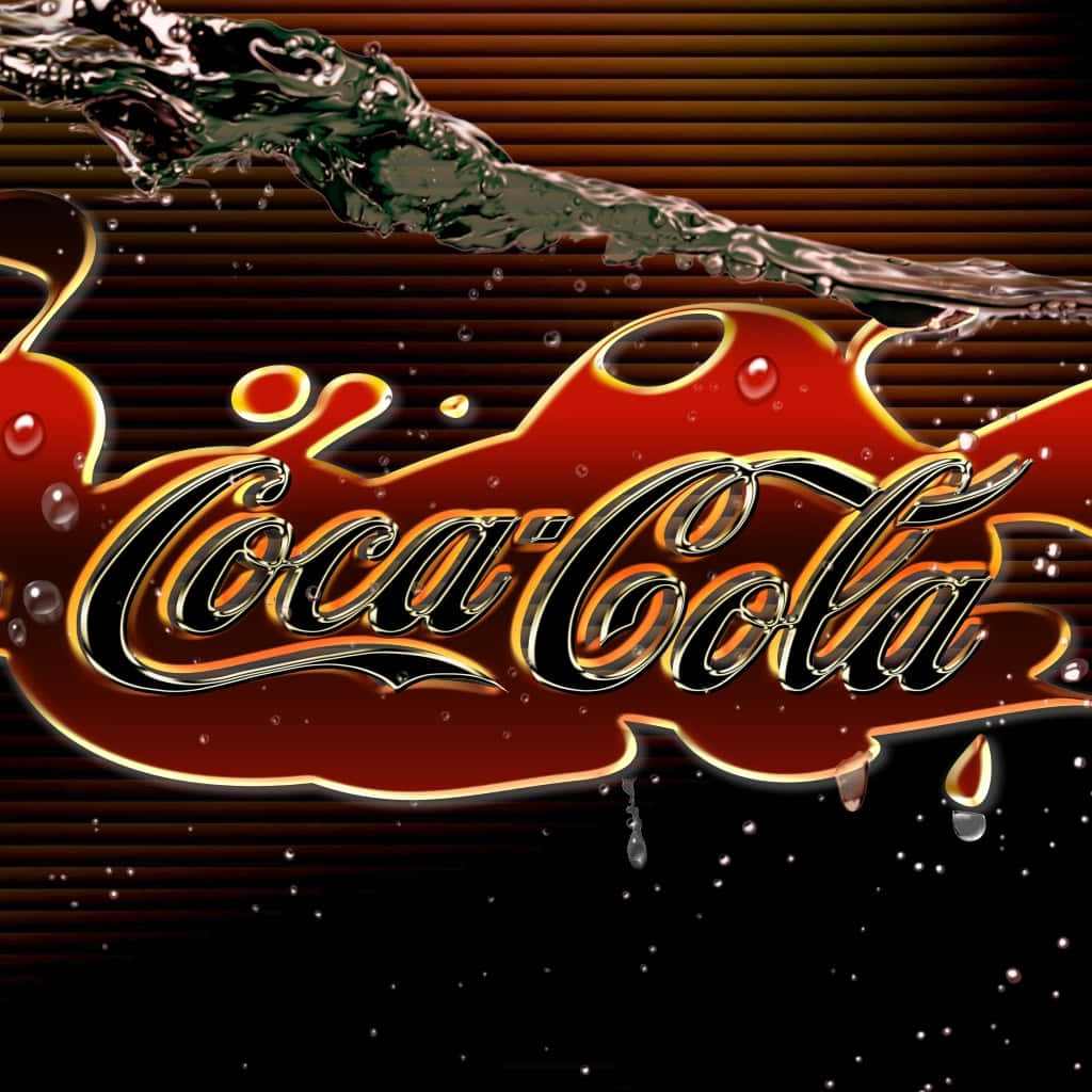 coca cola 桌布 壁紙 — 深色可樂的動態飛濺伴隨著氣泡，環繞著標誌性的可口可樂手寫標誌，背景為條紋。