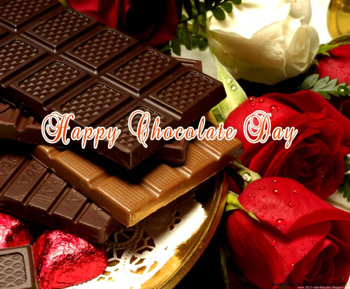 Chocolate Day 桌布 壁紙 — 深色和牛奶巧克力條堆疊在一起，藏在紅白玫瑰之間，帶有露珠和錫箔紙包裹的巧克力。