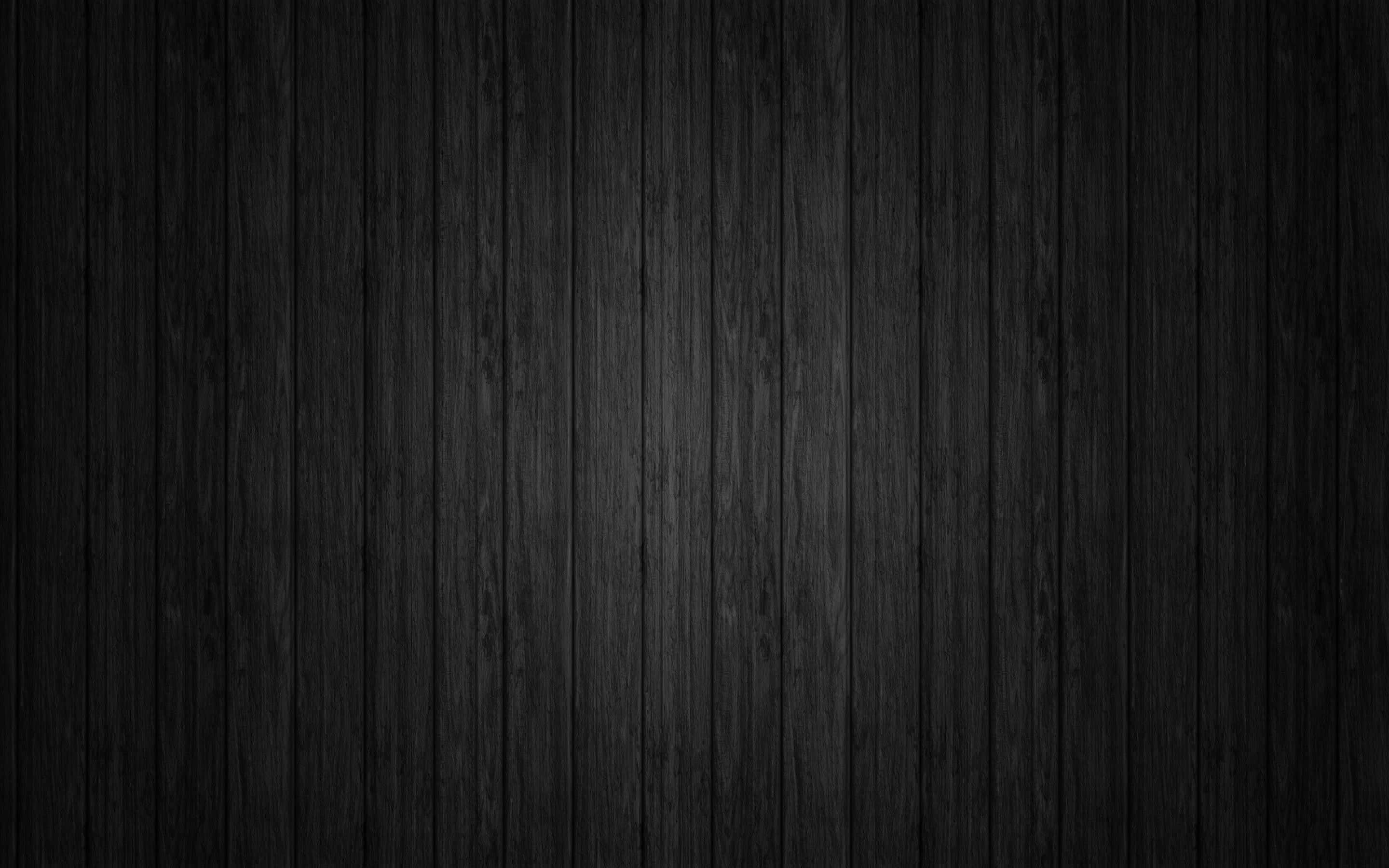 Wood Texture 桌布 壁紙 — 深色垂直木板，帶有細微的木紋紋理和柔和漸變燈光。